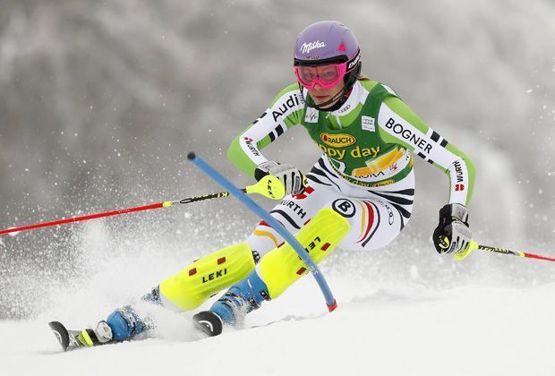 
                <strong>2014 in Sotschi: Maria Höfl-Riesch</strong><br>
                Es ist amtlich! Die Doppelolympiasiegerin Maria Höfl-Riesch marschiert vorneweg mit der schwarz-rot-goldenen Fahne der deutschen Mannschaft bei der Eröffnungsfeier in Sotschi (Russland). 
              