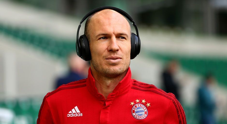 
                <strong>Arjen Robben (FC Bayern) </strong><br>
                Guangzhou Evergrande scheint im Poker um Arjen Robben nicht aufzugeben: Nachdem die Chinesen ihm bereits vor seiner Vertragsverlängerung im Januar ein Angebot unterbreitet hatten, locken sie den Holländer wohl erneut mit einem Mega-Gehalt. Der aktuelle Vertrag des Rechtsaußen läuft bei den Bayern noch bis Juni 2018. Nach Informationen der "SportBild" wäre der 33-Jährige danach einem Wechsel jedoch nicht abgeneigt. "Sie bieten vier, fünf oder sechsmal so viel wie die Beträge, die man bei großen Klubs in Europa verdient", kommentiert Robben das Angebot. "Das Geld ist so verrückt, dass man zumindest darüber nachdenkt". (Quelle: "SportBILD")
              