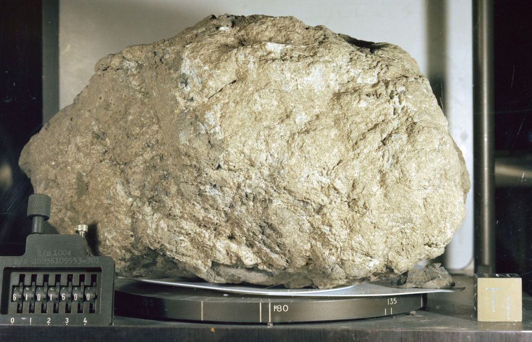 Der bisher größte vom Mond stammende Stein wiegt 11,7 Kilogramm und nennt sich "Big Muley". Der Brocken wurde nach William Muehlberger benannt, Chefgeologe der Apollo-16-Mission. 
