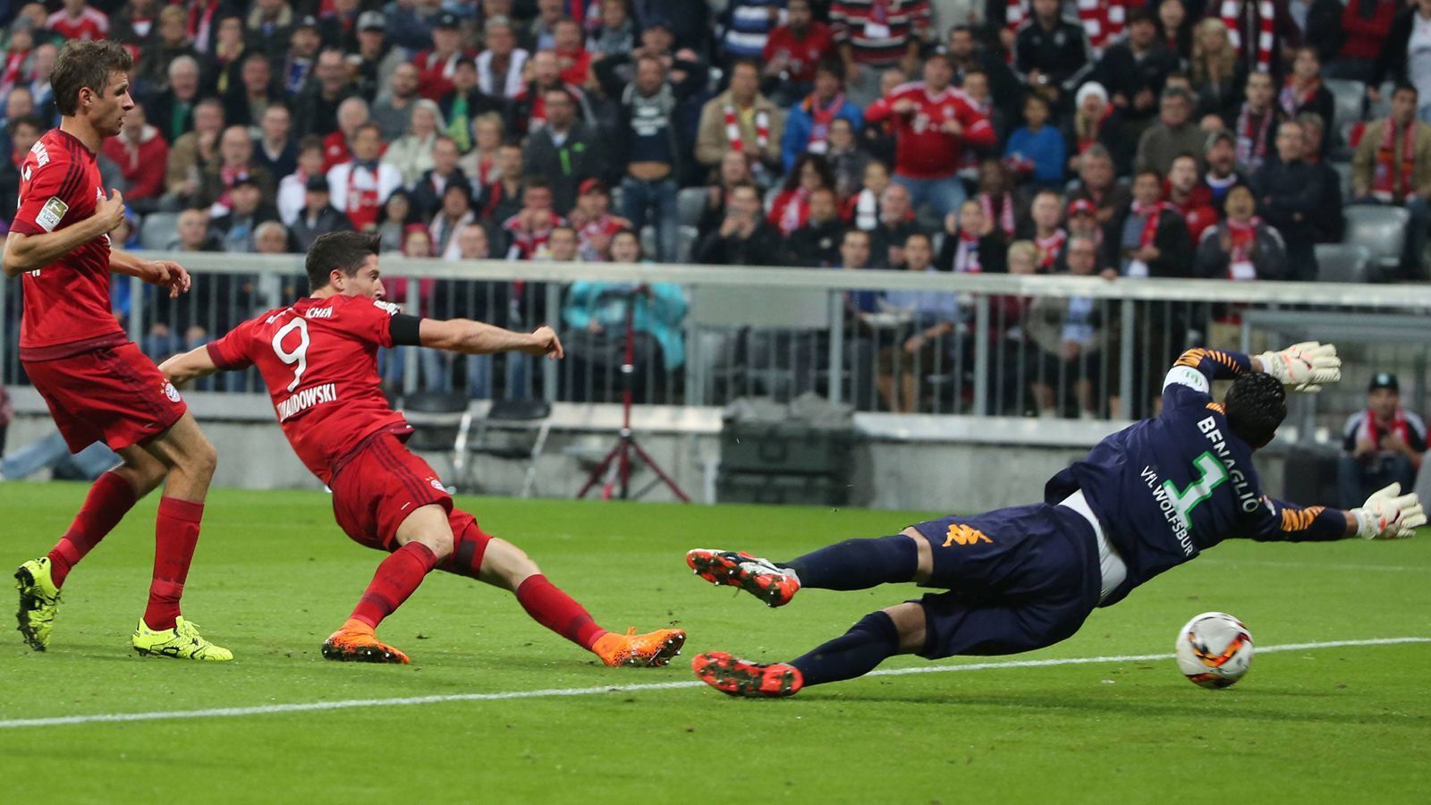 
                <strong>1:1</strong><br>
                Und so geht es los - das 1:1. Lewandowski kommt zur Pause für Thiago. Zu dem Zeitpunkt liegt der FC Bayern noch mit 0:1 nach dem Tor von Daniel Caligiuri im Rückstand. Nur fünf Minuten später ballert er los - und für Wölfe-Keeper Diego Benaglio beginnt eine wahre Leidenszeit.
              