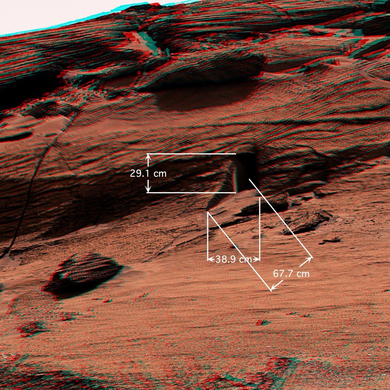 Diese "Hundetür" wurde am 7. Mai 2022 in den "East Cliffs" auf dem Mars entdeckt. Sie misst gerade einmal wenige Zentimeter. Es handelt sich um eine häufig auftretende Form im Grundgestein.