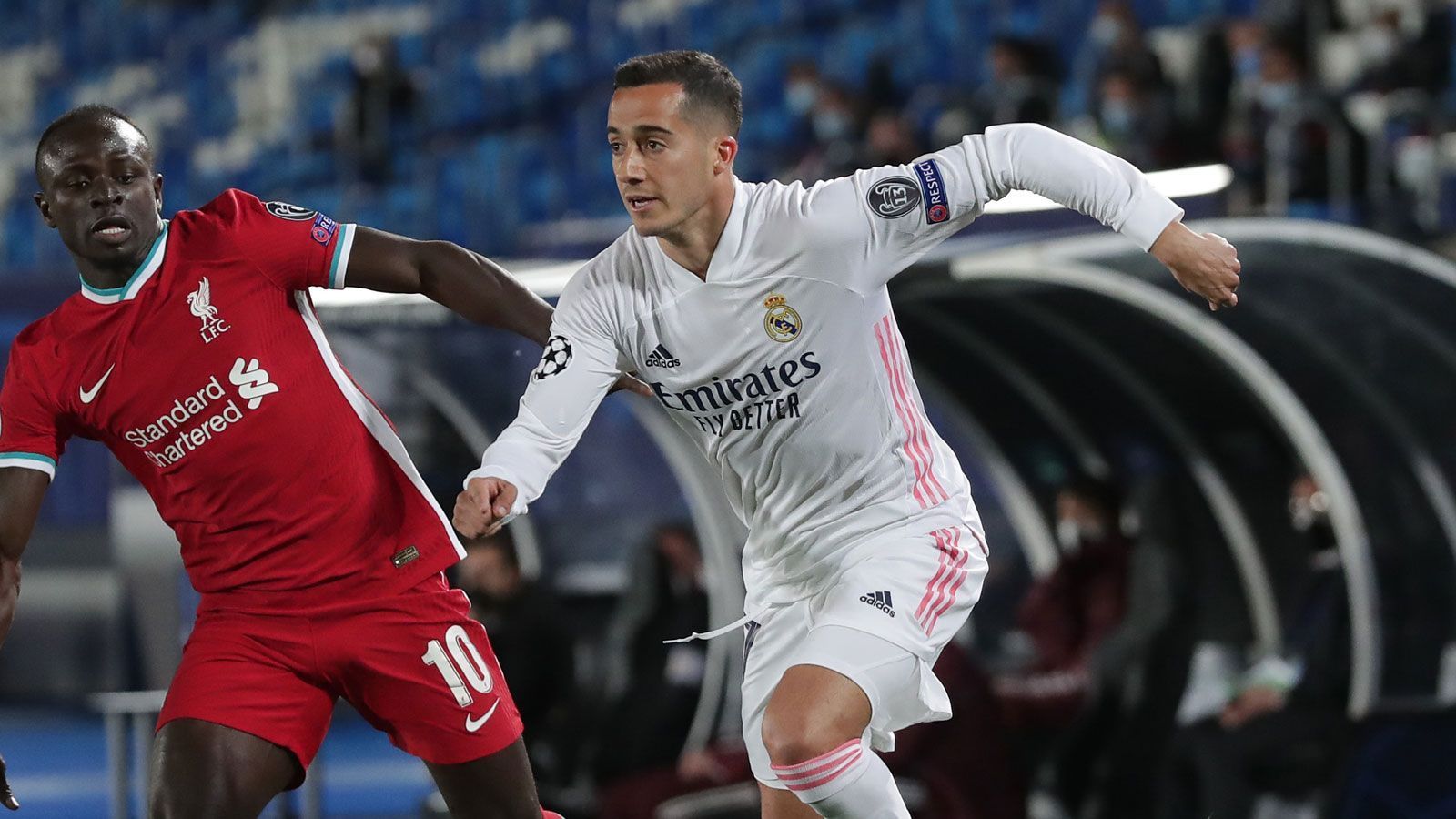 
                <strong>Lucas Vazquez (Real Madrid)</strong><br>
                Lucas Vazquez hat keine Chance mehr, sich durch Leistung für einen neuen Vertrag bei Real Madrid zu bewerben. Denn im April zog sich der seit der U17 bei den "Königlichen" spielende Flügelstürmer einen Kreuzbandriss zu. Zuletzt ließ er seine Zukunft offen. Der FC Bayern München soll bereits sein Interesse hinterlegt haben, doch Real scheint um seinen Spieler zu kämpfen. Ausgang völlig offen.
              