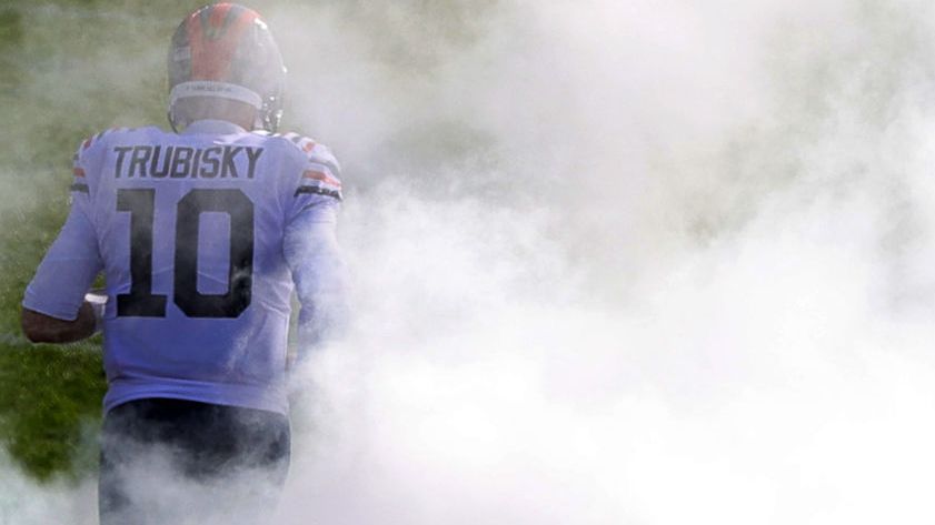 
                <strong>Verlierer: Mitch Trubisky (Chicago Bears)</strong><br>
                Weder die Fans, noch der Coaching Staff der Chicago Bears vertrauten Mitch Trubisky in seiner Zeit bei den Bears. Der 2017 gedraftete Spielmacher konnte die hohen Erwartungen nie erfüllen und obwohl Trubisky 2020 nicht schlecht spielte und einige Siege holte, wird sein Vertrag in Chicago aller Voraussicht nach nicht verlängert. Lichtblick für Trubisky persönlich: Viele Teams suchen nach einem Quarterback, er wird also ziemlich sicher eine Chance bekommen, auch 2021 irgendwo der Quarterback zu sein.
              
