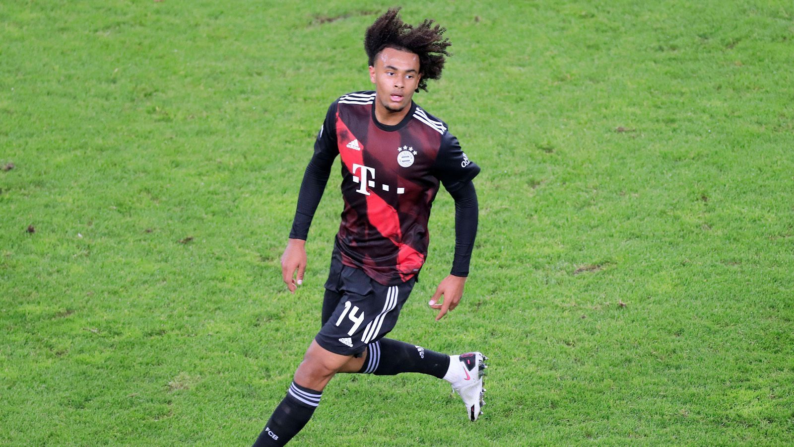 
                <strong>Joshua Zirkzee</strong><br>
                Seit der U17 durchlief Joshua Zirkzee die Bayern-Jugend, ehe er 2020/21 im Alter von 19 Jahren seinen ersten Profivertrag unterschrieb. Schon im Jahr zuvor hatte Trainer Hansi Flick dem jungen Niederländer immer wieder Kurzeinsätze gewährt. Für Furore sorgte der Stürmer, als er im Winter 2019 in drei Spielen in Folge als Joker traf. Um Spielpraxis zu sammeln, wurde er zunächst nach Parma und dann nach Anderlecht verliehen. Im Sommer 2022 folgte dann der endgültige Abschied mit dem Verkauf an den FC Bologna.
              