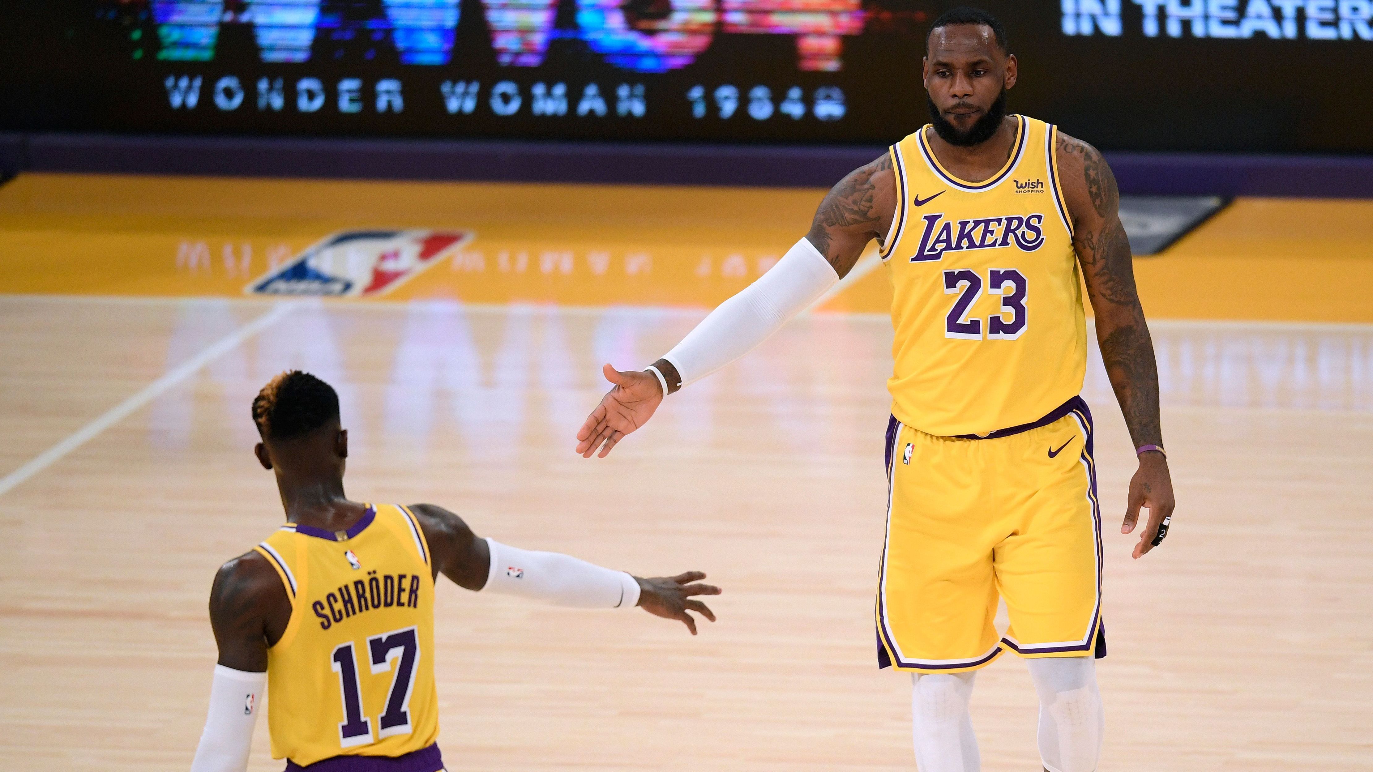 <strong>Los Angeles Lakers (2020-2021)</strong><br>Im Sommer 2020 entschieden sich die Thunder komplett in den Rebuilt zu gehen. Das führte dazu, dass Schröder zum amtierenden "Bubble-Champ", den Los Angeles Lakers um LeBron James getradet wurde. In der regulären Saison lief alles nach Plan mit einer Endbilanz von 42-30 (verkürzte Saison)...