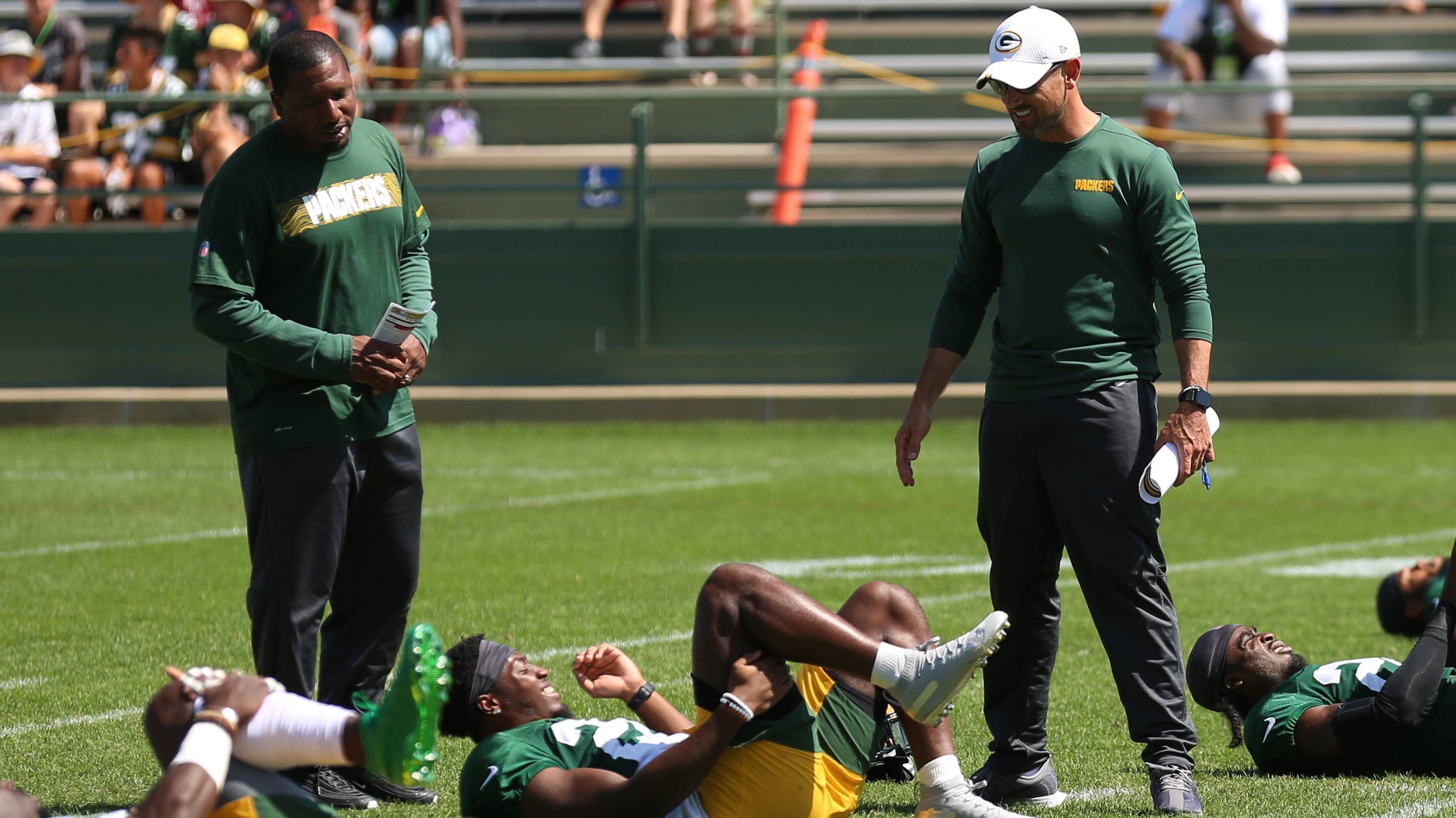 
                <strong>Corona-Protocol: Ablauf der Training Camps</strong><br>
                Anders als in den Vorjahren müssen die Teams ihre Saisonvorbereitung verpflichtend auf den Anlagen der jeweiligen Franchise durchführen. Die Einheiten in der frühen Phase der Training Camps, die nach aktuellem Stand in der letzten Juli-Woche beginnen sollen, werden etwas anders ablaufen. Da das gesamte Programm der Franchises in der Offseason virtuell durchgeführt wurde, sind die NFL und die NFLPA übereingekommen, dass es einen längeren Akklimatisierungsprozess geben sollte. Dieser beginnt mit zwei Tagen, die für medizinische Untersuchungen und die Anpassung der Ausrüstung vorgesehen sind. Insgesamt könnte es mehr als eine Woche dauern, bis die Spieler an vollständigen Team-Übungen teilnehmen können. Über die genauen Einzelheiten verhandeln Liga und Gewerkschaft derzeit noch.
              