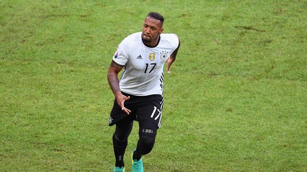 
                <strong>Jerome Boateng</strong><br>
                Jerome Boateng hat mit dem Treffer im Achtelfinale gegen die Slowakei deutsche EM-Geschichte geschrieben. Der Führungstreffer des Bayern-Profis in der achten Minute war das schnellste Tor des DFB. Zuvor hielten Jürgen Klinsmann und Horst Hrubesch diese Bestmarke, beide trafen jeweils in der 10. Minute.
              