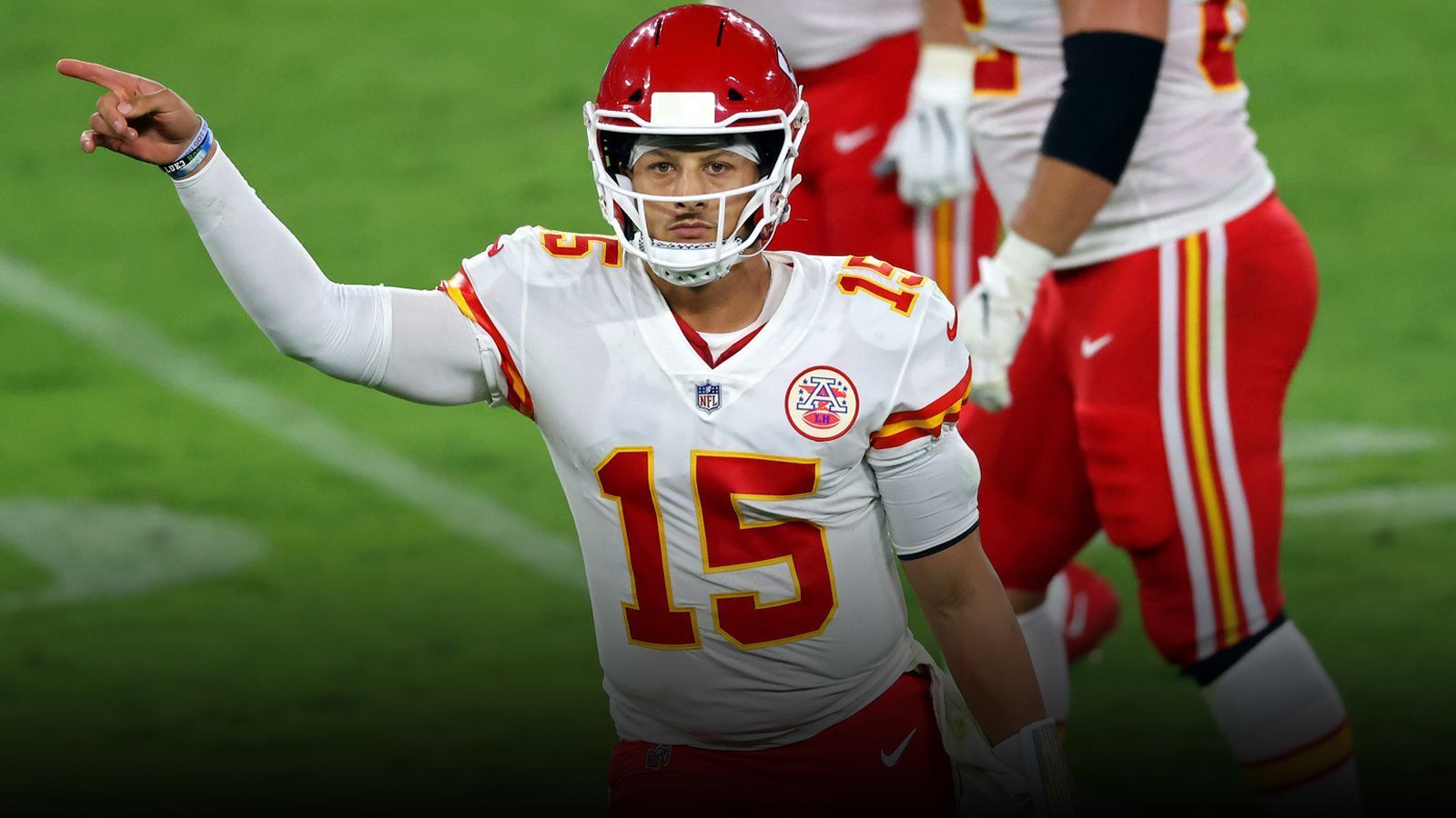 
                <strong>Week 3: Mahomes erreicht 10.000 Yards in Rekordzeit</strong><br>
                Patrick Mahomes hat beim 34:20 seiner Kansas City Chiefs bei den Baltimore Ravens für 385 Yards geworfen und steht nun bei 10.310 Passing Yards in seiner Karriere. Der amtierende Super-Bowl-MVP brach die 10.000-Yard-Schallmauer in seinem 34. Spiel und damit schneller als jeder andere Quarterback zuvor. Mahomes überholte den bisherigen Rekordhalter Kurt Warner, der die 10.000-Yard-Marke in seinem 36. Spiel geknackt hatte.
              