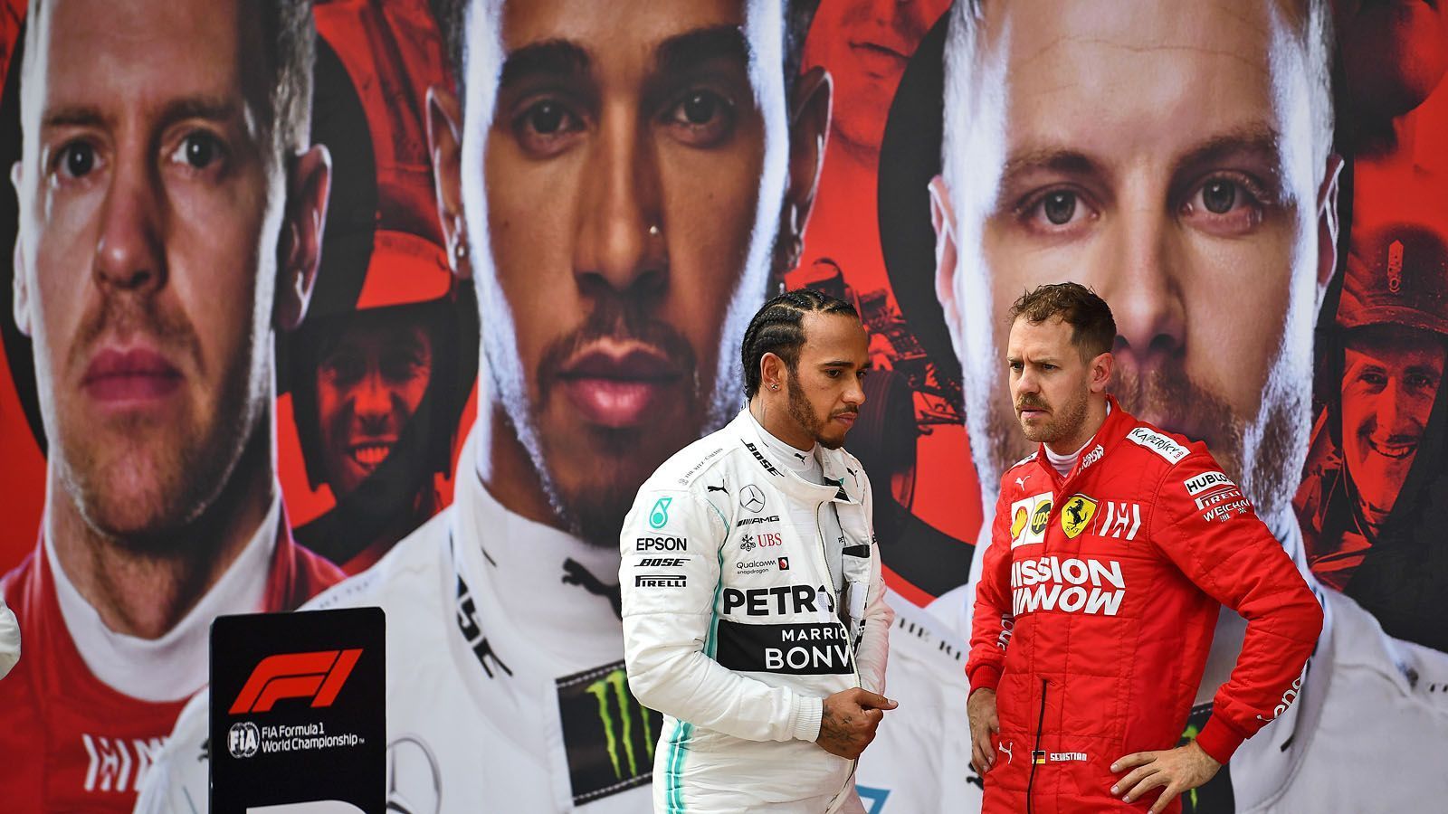 
                <strong>Hamilton äußert Kritik an Regeln der F1</strong><br>
                Der fünffache Weltmeister Lewis Hamilton (li.) hat nach dem Frankreich GP klare Kritik in Richtung der F1-Regelmacher geäußert. Der Grund dafür: Die Königsklasse ist zu langweilig geworden. Sebastian Vettel und seine Scuderia Ferrari haben momentan klar das Nachsehen - und dabei wurden sie doch vor der Saison als der Titelfavorit gehandelt. So teilt wohl nicht nur der Deutsche die Meinung mit dem Mercedes-Star - auch Millionen von Fans sehen das ähnlich. Die internationale Presse ist sich ebenfalls einig. Die Formel 1 sei "spannend wie eine Schafsherde auf einer Weide" meint der italienische Corriere dello Sport, die Rennserie "muss sich verändern, oder sie wird sterben", ist der englische Telegraph überzeugt.
              