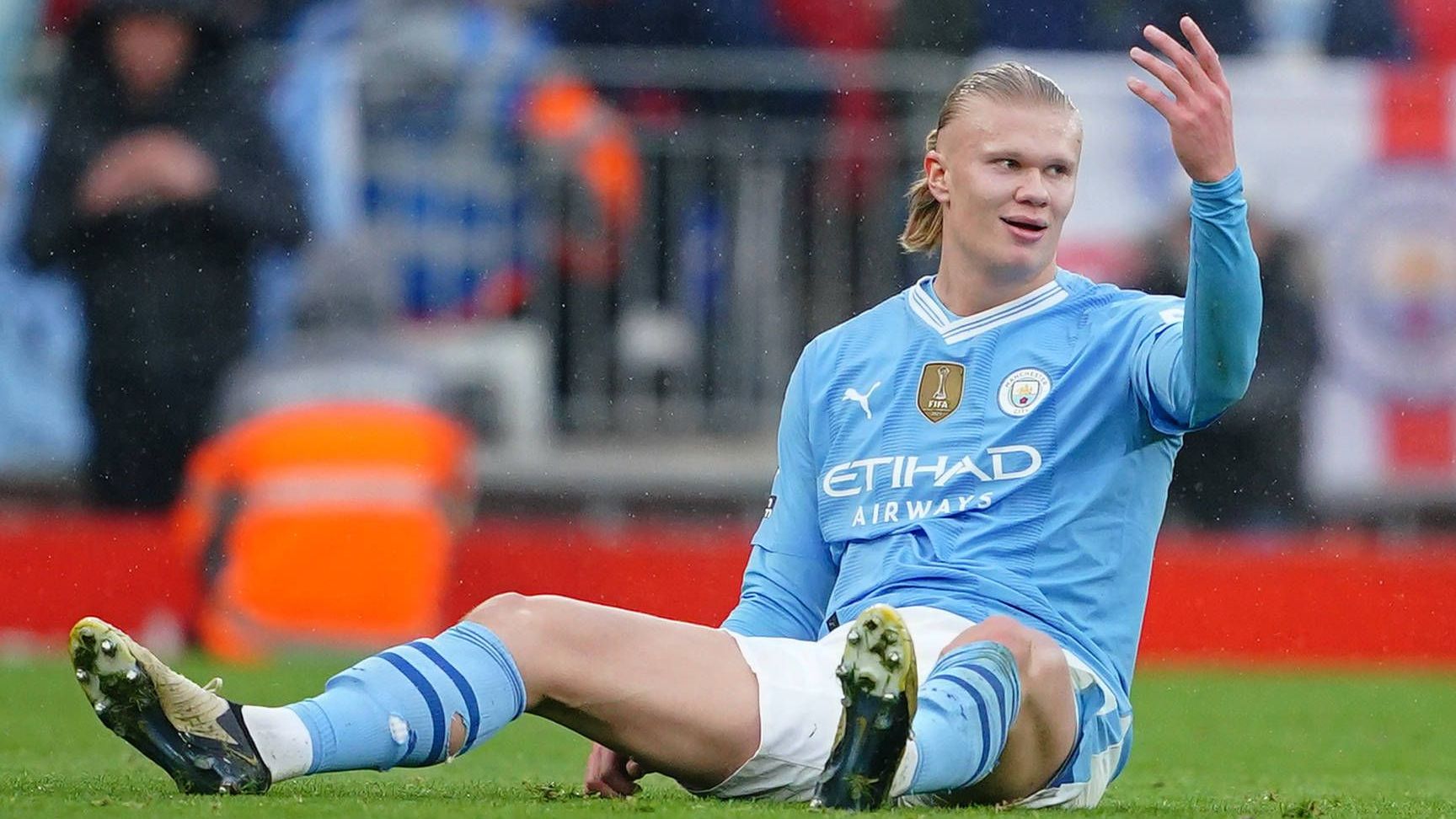 <strong>Erling Haaland (Manchester City)</strong><br>Citys Torjäger hat an der Anfield Road einen ganz schweren Stand, kann sich gegen Virgil van Dijk und Co. kaum einmal in Szene setzen. Bei einer seiner wenigen Chancen zielt er im ersten Durchgang zudem viel zu zentral – direkt in die Hände von Kelleher. <strong><em>ran</em>-Note: 4</strong>