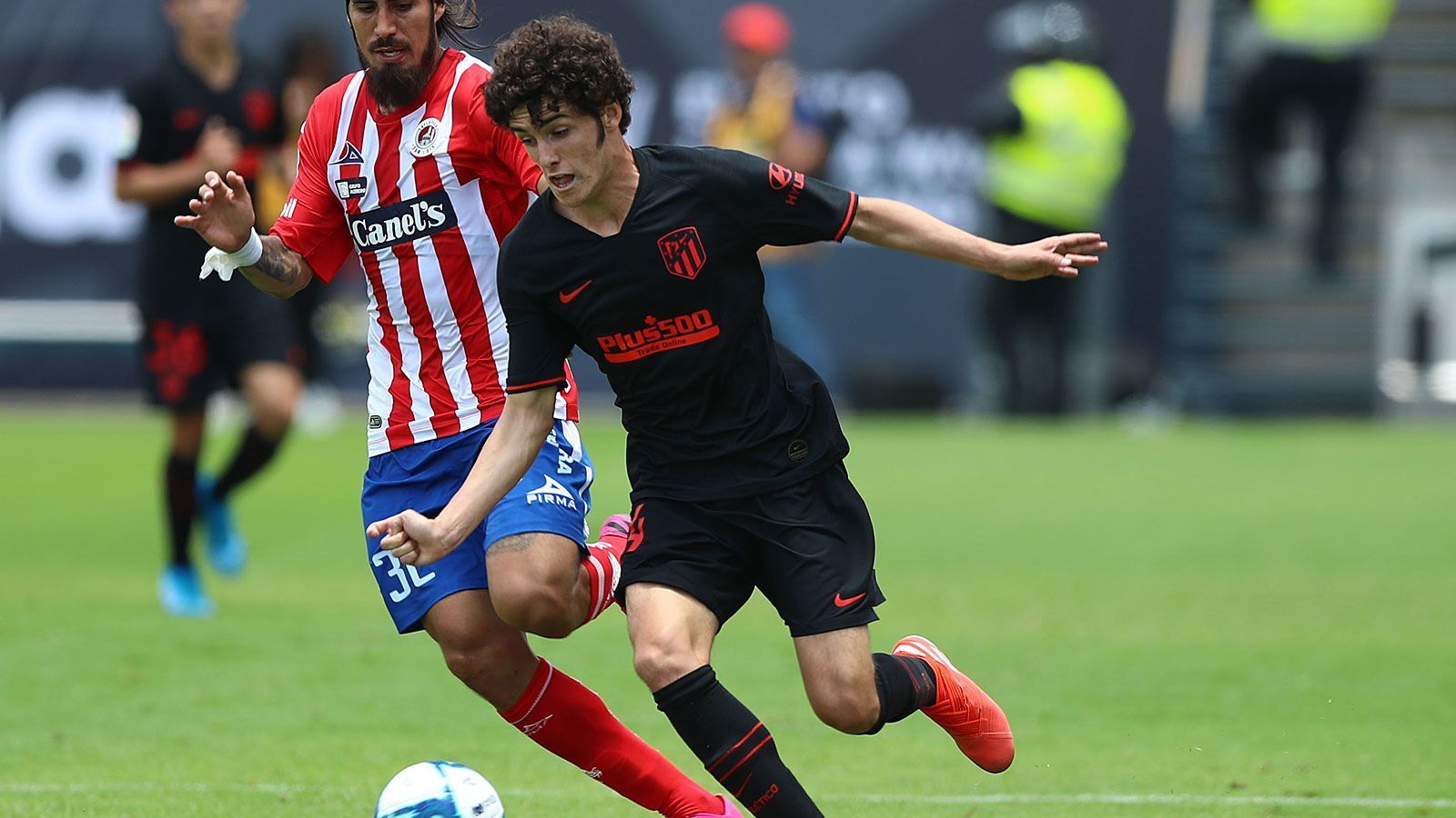 
                <strong>Sergio Camello (r.)</strong><br>
                Geburtstag: 10. Februar 2001Erstes Tor in La Liga: für Atletico Madrid beim 2:2 bei UD Levante am 18. Mai 2019
              