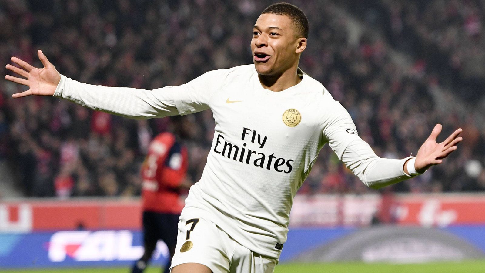 
                <strong>Kylian Mbappe ( Paris Saint Germain) </strong><br>
                Der zweite Landsmann von Zidane auf dem Real Wunschzettel ist Paris-Stürmer Kylian Mbappe. Zwar hatte der 20-jährige Weltmeister nach dem Champions League-Aus von Paris ein Bekenntnis zum Verein abgegeben, doch dies war bevor Zinedine Zidane zu Real zurückkehrte. Durch den Franzosen auf der Trainerbank sollen die Madrilenen ihre Bemühungen um den Jungstar intensivieren.   
              