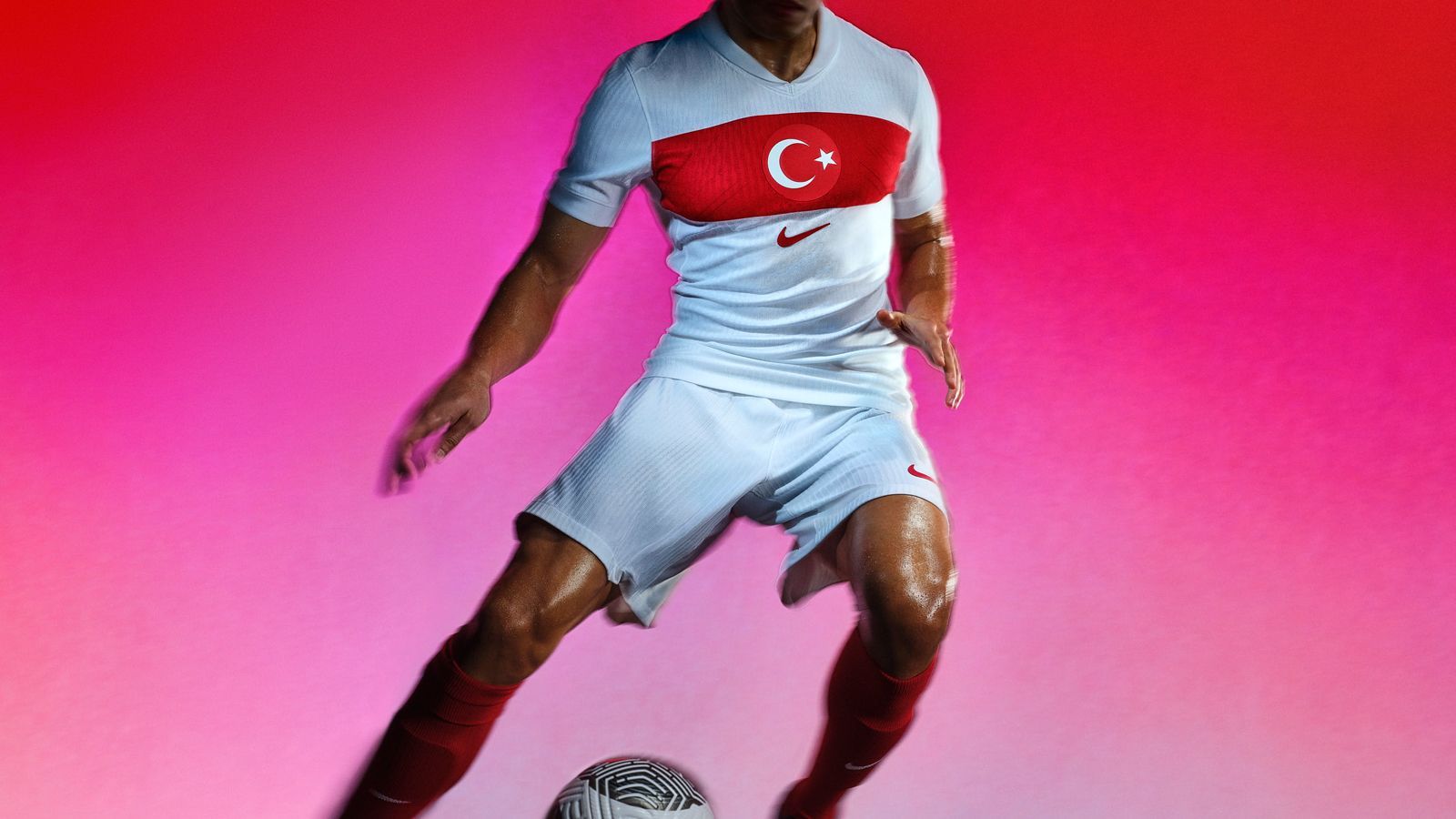 <strong>Gruppe F: Türkei - Heimtrikot<br></strong>Ein Entwurf des türkischen Heimtrikots. Der Brustring mit Halbmond sowie die Stutzen sind rot, der Rest weiß.