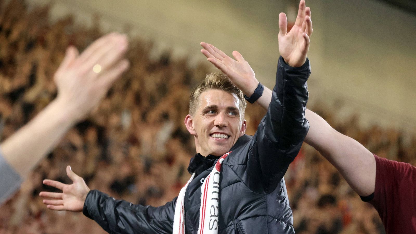 
                <strong>Gewinner: Nils Petersen</strong><br>
                Könnte man sich einen Abschied malen, er würde wohl aussehen wie der von Nils Petersen. Bei seinem letzten Heimspiel für den SC Freiburg schoss der Stürmer als Joker ein Tor (ein weiteres wurde durch den VAR zurückgenommen), verhalf seinem Verein zum 2:0-Sieg über den VfL Wolfsburg und hielt gleichzeitig die Hoffnung auf eine Champions-League-Teilnahme hoch. Nach dem Spiel gab es dann das verdiente Bier und ein verdientes Bad in der Fan-Menge.
              