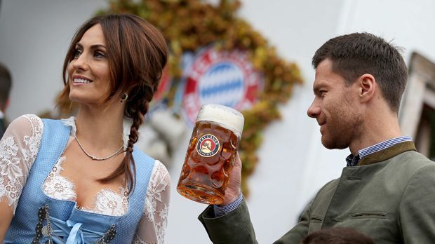 
                <strong>Xabi Alonso</strong><br>
                An der Seite von Xabi Alonso war seine bildhübsche Ehefrau Nagore Aramburu mit auf der Wiesn. Das Paar ist seit 2009 verheiratet und hat drei gemeinsame Kinder.
              