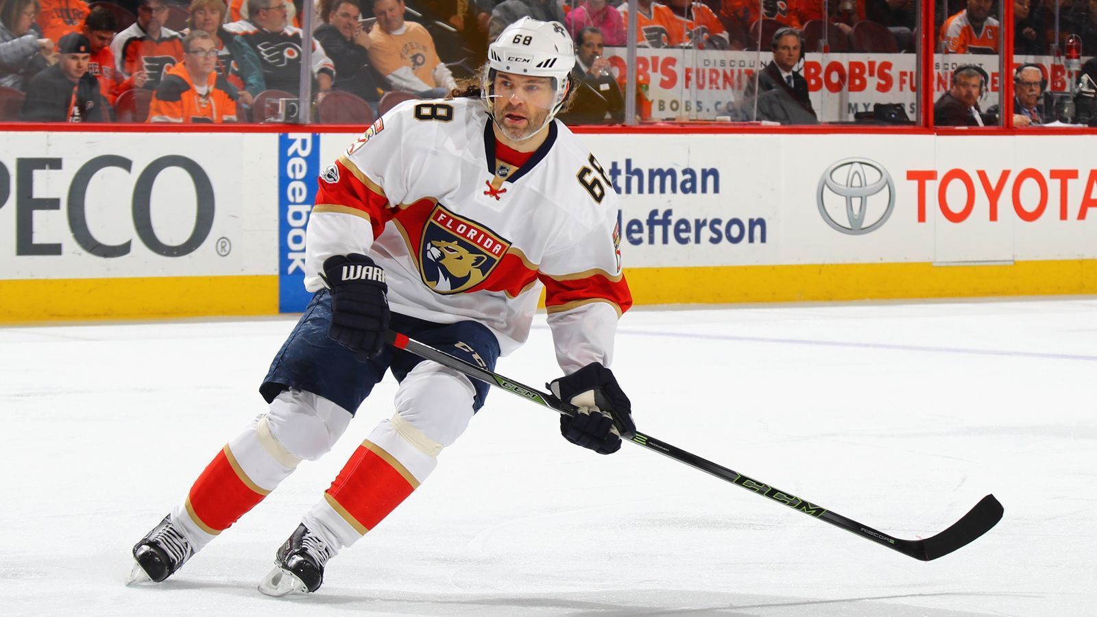 <strong>Platz 4: Jaromir Jagr (1990 bis 2008, 2012 bis 2018 - 766 Tore)</strong><br>
                Jaromir Jagr gewann mit den Pittsburgh Penguins zwei Mal den Stanley Cup und holte fünf Mal die Art Ross Trophy als bester Scorer der regulären Saison. Der Tscheche spielte auch für die Washington Capitals, NY Rangers, Philadelphia Flyers, Dallas Stars, Boston Bruins, New Jersey Devils, Florida Panthers und Calgary Flames.