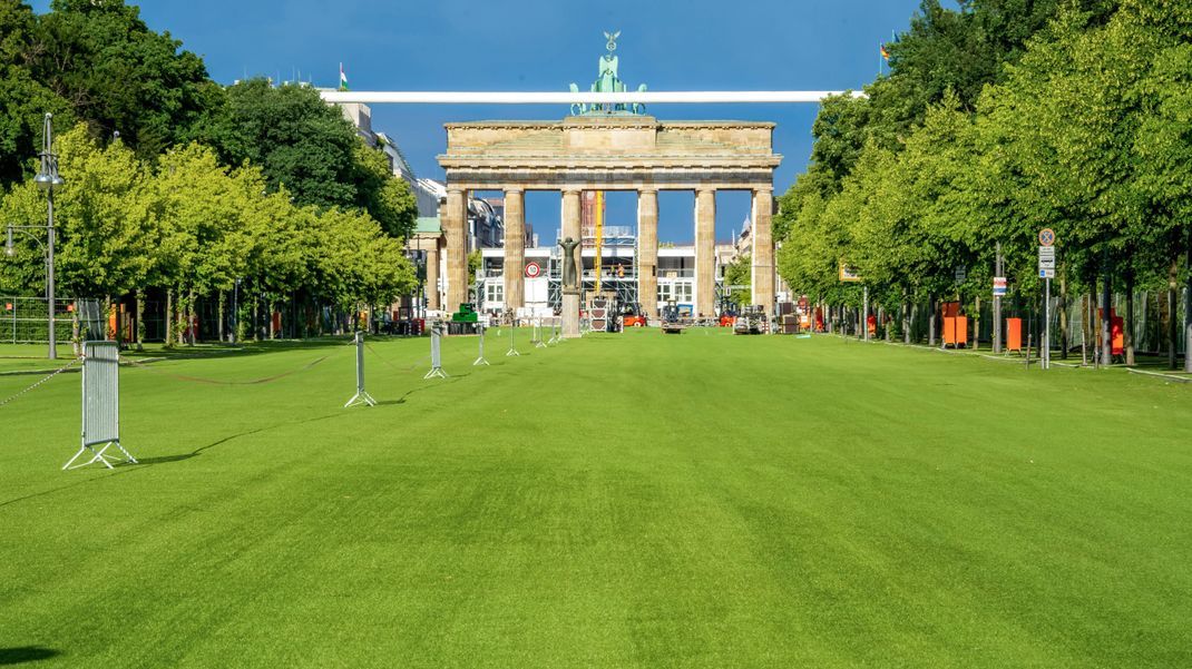 Am Brandenburger Tor in Berlin entsteht zur UEFA EURO 2024 Deutschlands größte Fan Zone für Public Viewing und Feiern. Auf der Straße des 17. Juni wurde auf einer Fläche von 24.000 Quadratmetern Kunstrasen ausgelegt. Die Fanmeile soll etwa 17,5 Millionen Euro kosten, davon 1,2 Millionen für den Kunstrasen.