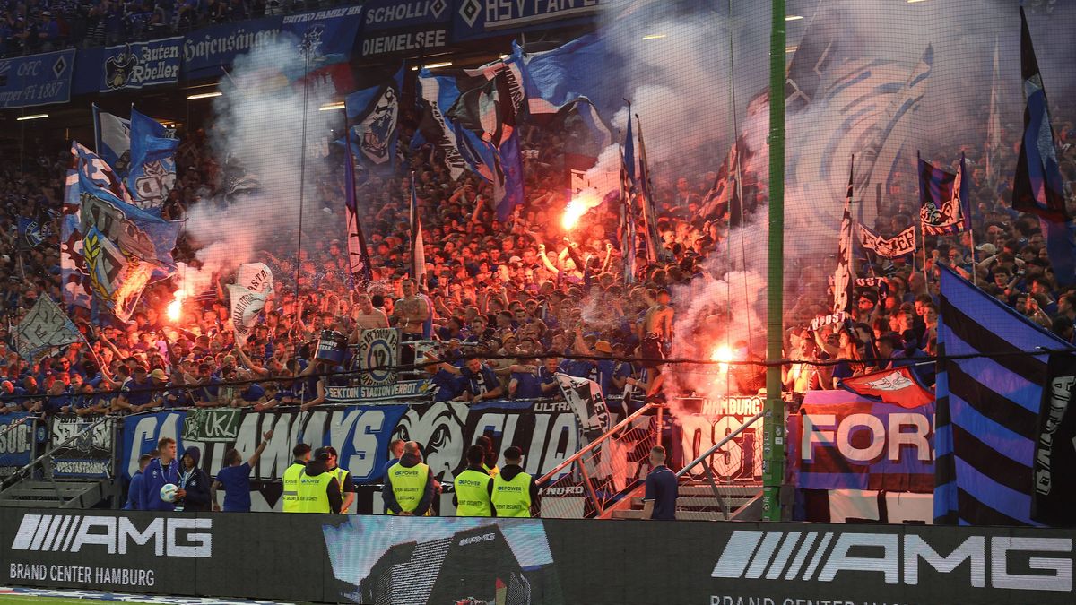 2. Bundesliga - Hamburger SV - SSV Ulm am 10.05.2025 im Volksparkstadion in Hamburg Die Fans des Hamburger SV zünden Pyrotechnik *** 2 Bundesliga Hamburger SV SSV Ulm on 10 05 2025 at Volksparkstad...