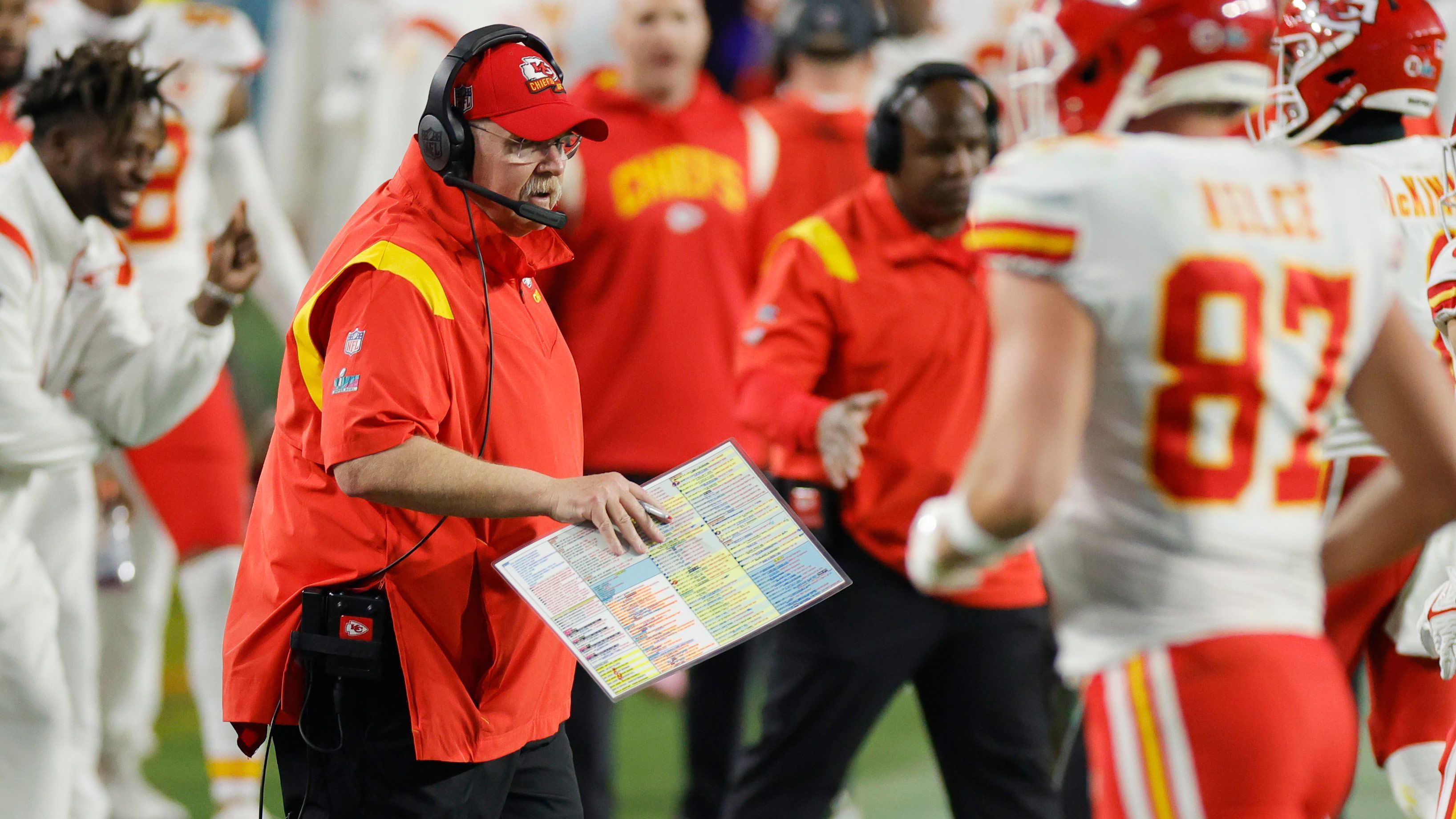 
                <strong>Andy Reid: Der Sieg gegen die Ex</strong><br>
                Kansas Citys Coach avancierte nach dem Super-Bowl-Sieg zum ersten Coach, der ein Team im Super Bowl besiegte, mit dem er selbst schon einmal im NFL-Finale stand. Vor 18 Jahren unterlag Andy Reid als Head Coach der Eagles den New England Patriots mit 21:24. Nun ist er erst der dritte Coach, der überhaupt gegen seinen Ex im Super Bowl gewinnt. Weeb Ewbank und Jon Gruden sind die anderen beiden.
              