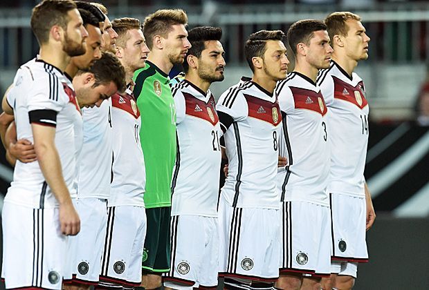 
                <strong>DFB-Team trauert um Germanwings-Opfer </strong><br>
                Zuschauer, Spieler und Offizielle gedenken am Mittwoch vor dem Länderspiel zwischen Deutschland und Australien in einer Schweigeminute der Opfer des Flugzeugabsturzes vom Dienstag.
              