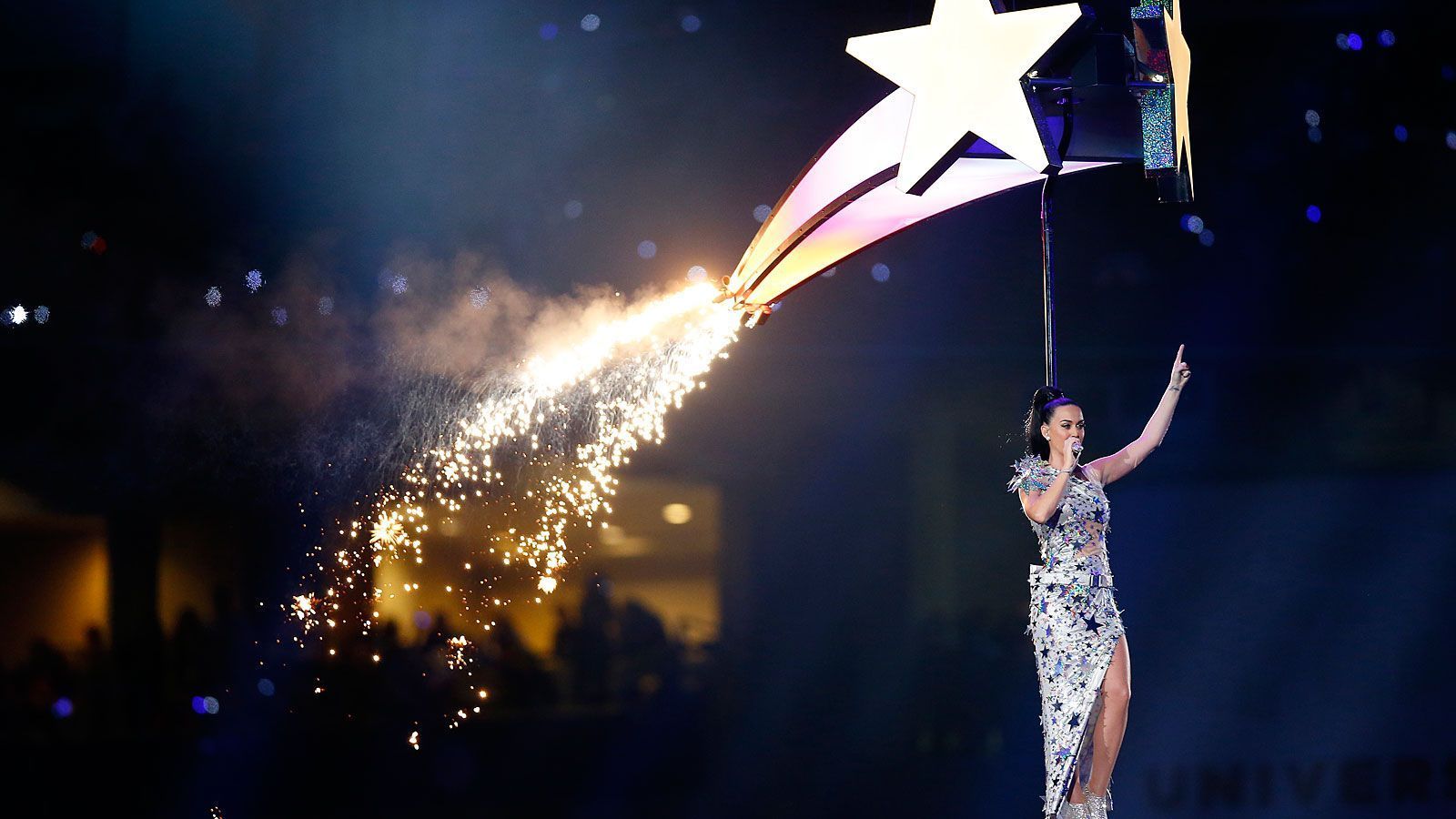 <strong>2015: Katy Perry</strong><br>
                Was für ein irrer Start in die Halbzeitshow des Super Bowl XLIX zwischen den New England Patriots und Seattle Seahawks! Pop-Ikone Katy Perry fliegt auf einer Sternschnuppe ins Stadion ...
