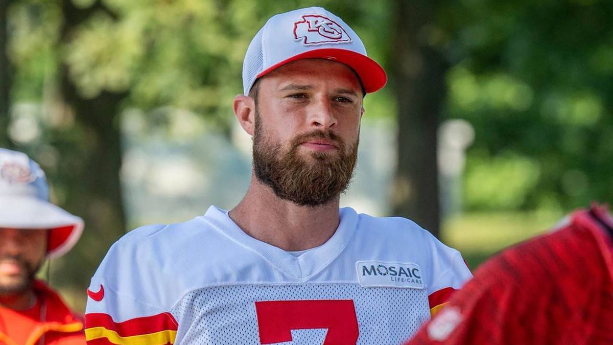 August 7, 2024: Kansas City Chiefs kicker Harrison Butker walks down to the field for practice at Chiefs training camp on July 29, 2024, in St. Joseph, Missouri. - ZUMAm67_ 20240807_zaf_m67_012 Cop...