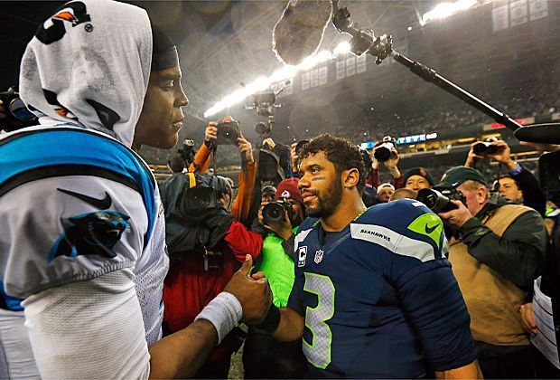 
                <strong>Carolina Panthers vs. Seattle Seahawks</strong><br>
                Seattles Quarterback Russell Wilson glänzt mit insgesamt drei Touchdowns und holt sich verdientermaßen die Gratulation von Panthers-Quarterback Cam Newton ab.
              