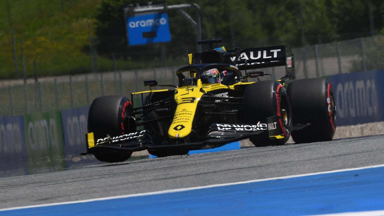 
                <strong>Trotz Enttäuschung: Renault-Piloten bleiben zuversichtlich </strong><br>
                Renault sorgte in dieser Woche für Schlagzeilen, indem die Rückkehr des zweimaligen Weltmeisters Fernando Alonso zur Saison 2021 bekanntgegeben wurde. Sportlich lief der Auftakt weniger erfolgreich. Daniel Ricciardo musste aufgrund von Kühlungsproblemen nach 17 Runden aufgeben, Teamkollege Esteban Ocon belegte Platz 8. Ricciardo ist trotz seines Ausfalls zuversichtlich: "Ich glaube, dass die Mechaniker nah dran sind, die Ursache zu finden. Und wie ich es verstehe, kann das in dem Zeitrahmen behoben werden." Auch Ocon glaubt an sein Fahrzeug: "Unsere Pace ist eigentlich deutlich stärker."
              