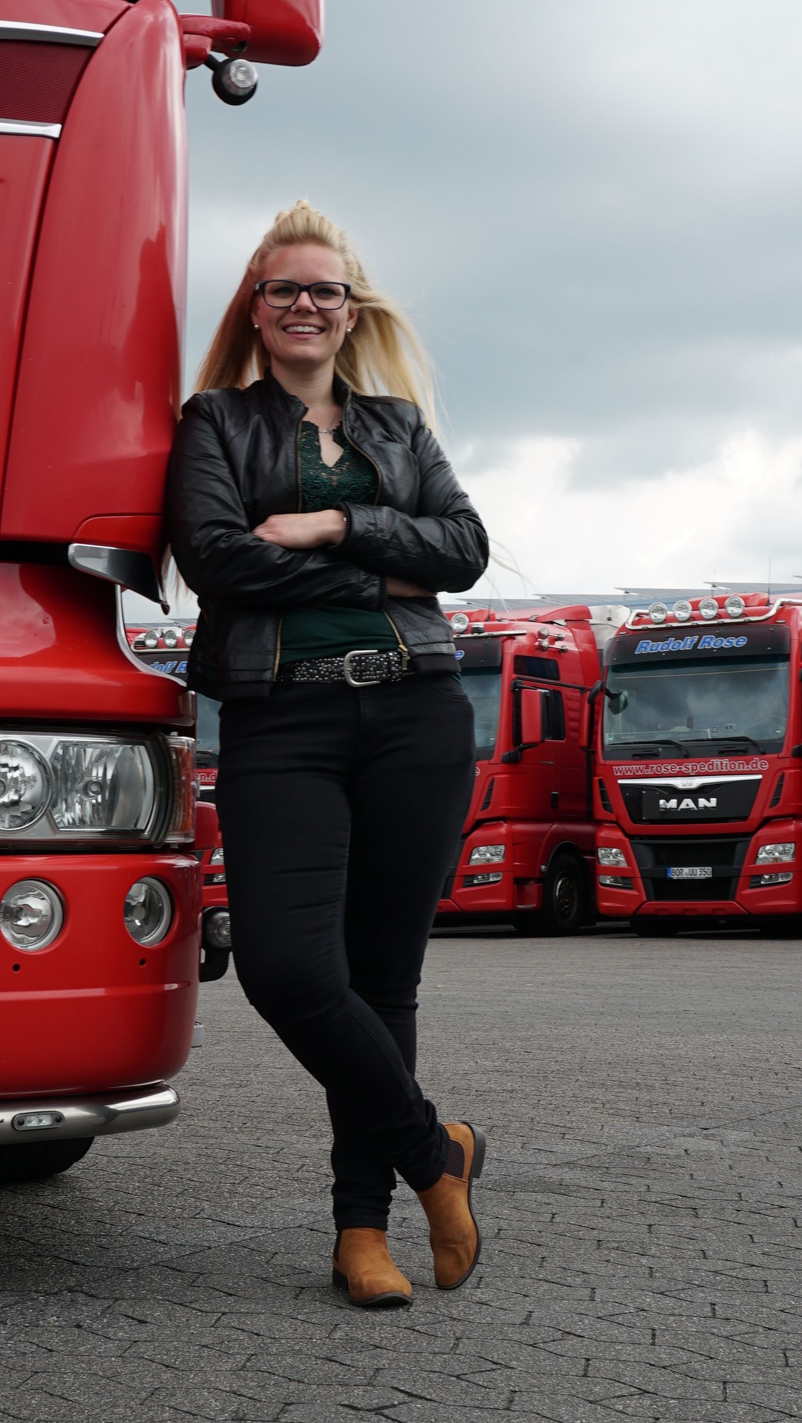 Der 450 PS starke Scania Truck und "Trucker Babe" Manu. 