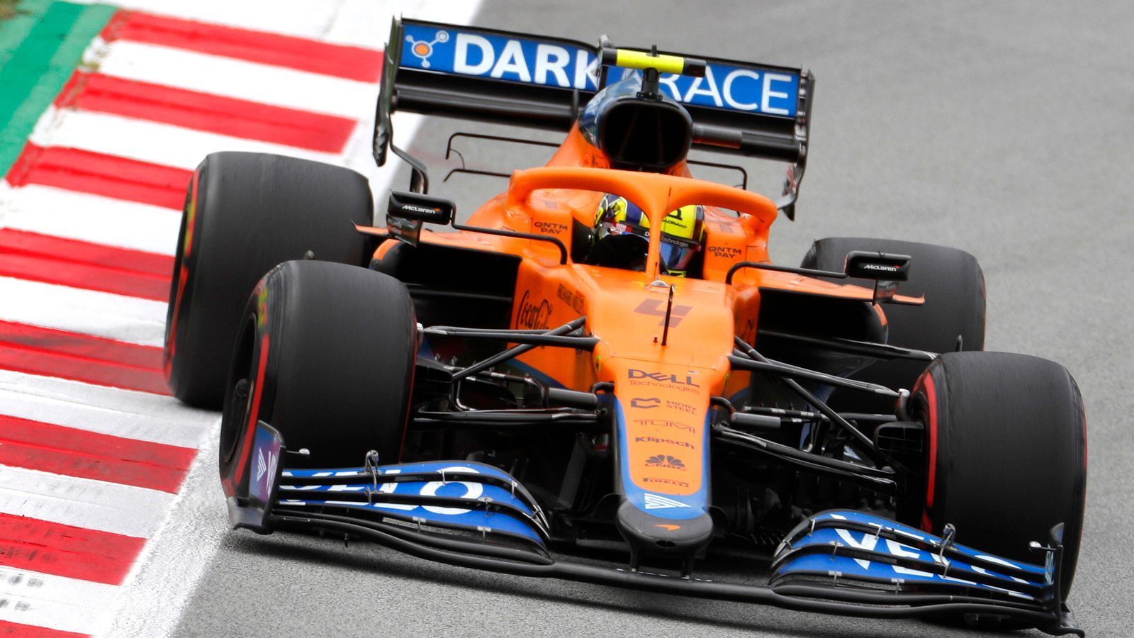
                <strong>McLaren MC35M</strong><br>
                Normalerweise sieht der McLaren etwas anders aus, das orangene Gefährt trägt den etwas sperrigen Namen McLaren MC35M. Im Cockpit sitzen Lando Norris und Daniel Ricciardo.
              