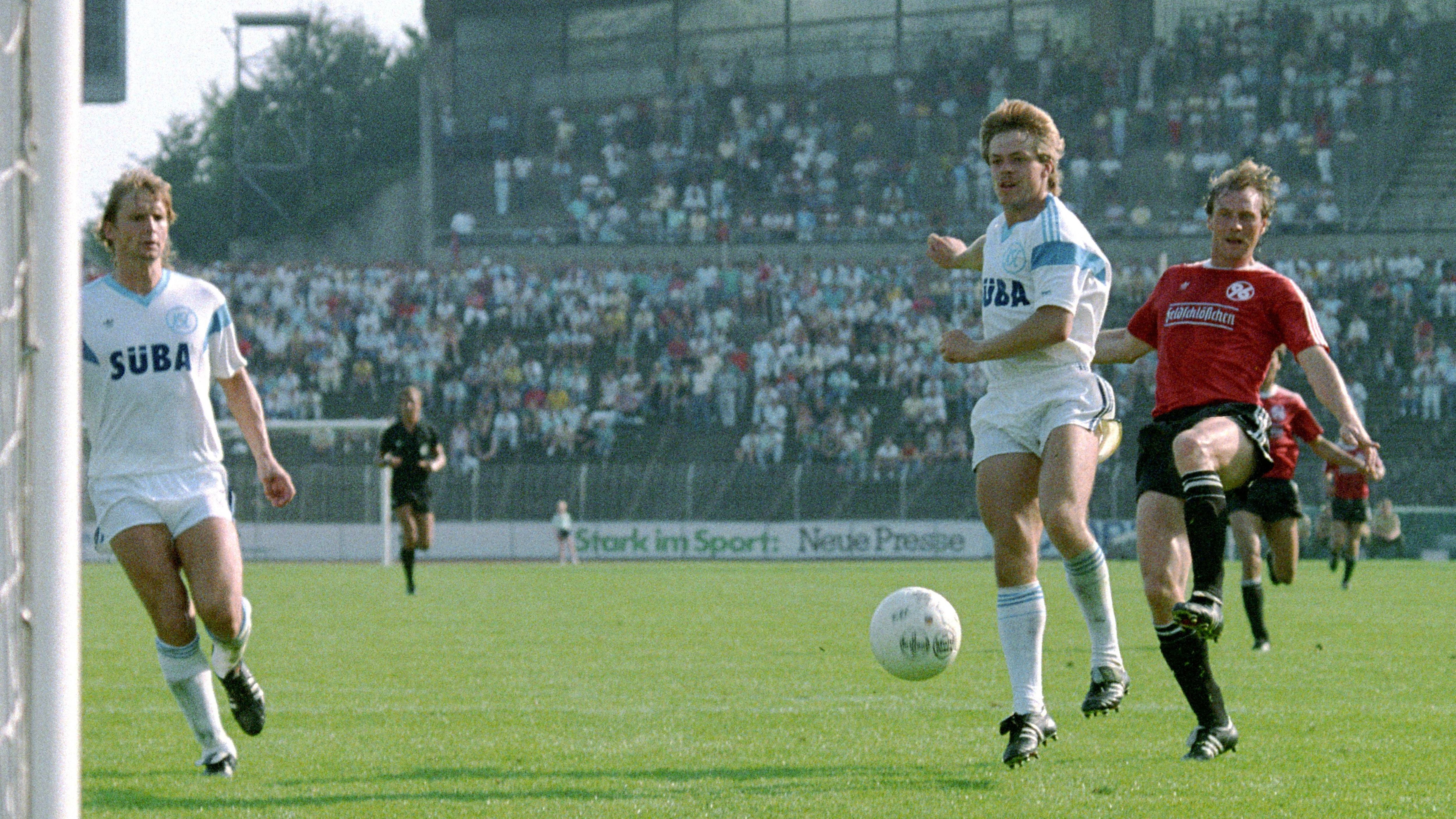 <strong>Gunther Metz</strong>&nbsp;<br>Der Abwehrmann war bei der WM ebenfalls fünf Mal im Einsatz. Sein Profi-Debüt feierte er 1986 beim 1. FC Kaiserslautern, er wechselte 1987 aber zum Karlsruher SC, wo er zwölf Spielzeiten blieb und zur Legende wurde. "Magic Metz“, wie ihn die KSC-Fans nannten, kann 358 KSC-Spiele vorweisen. Die 278 in der Bundesliga sind Klub-Rekord.