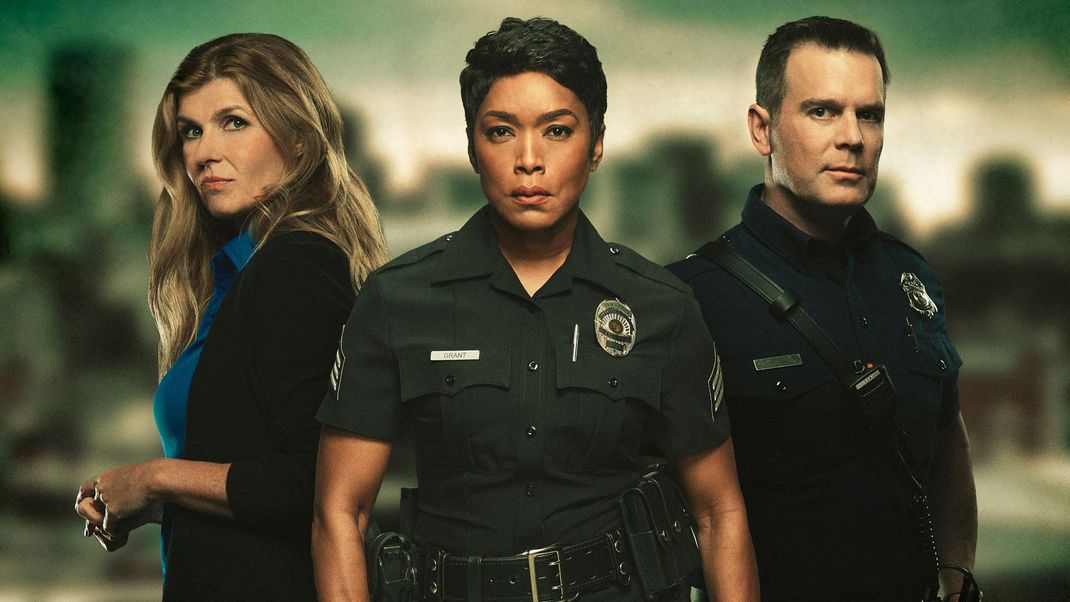 Die Schauspieler:innen Connie Britton, Angela Bassett und Peter Krause in der ersten Staffel "9-1-1".