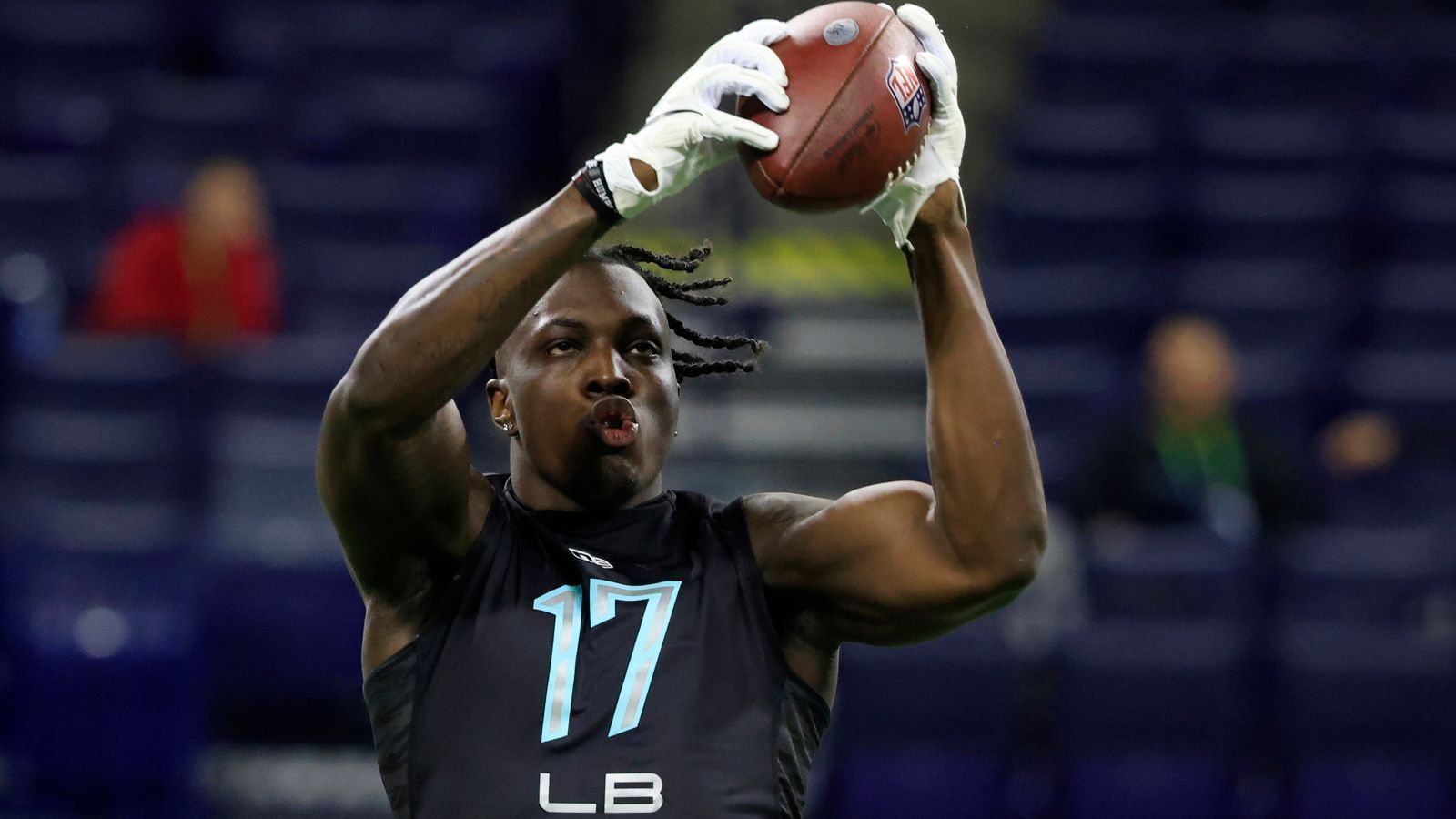 
                <strong>24. Pick: Los Angeles Chargers - Christian Harris, LB, Alabama</strong><br>
                Sieben Positionen haben die Los Angeles Chargers nach unten getradet und ziehen jetzt mit dem ehemaligen Pick der Dallas Cowboys Linebacker Christian Harris von der Alabama University. Joey Bosa gefällt das.
              
