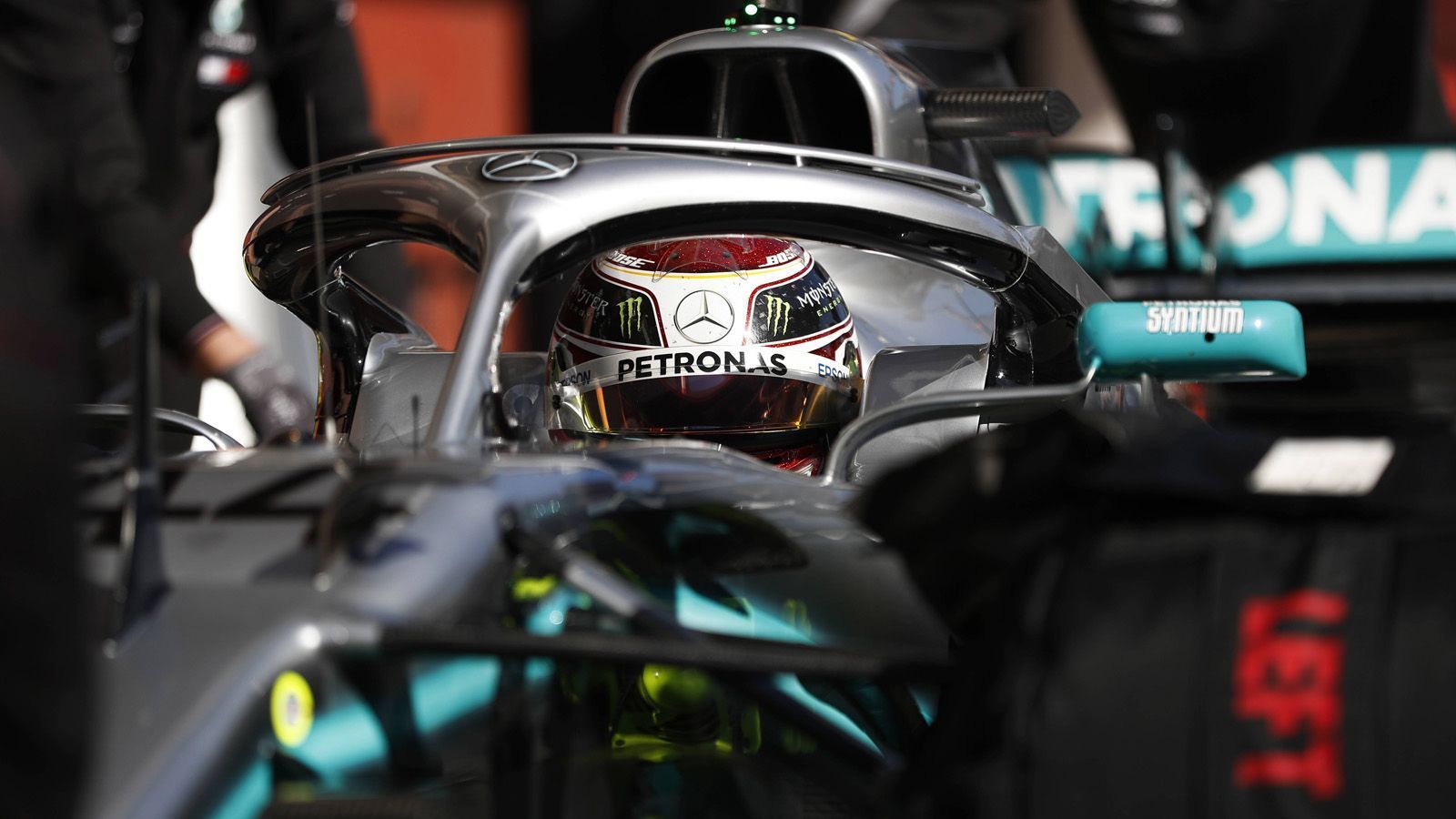 
                <strong>Mecedes Petronas (2018) </strong><br>
                Der Halo-Bügel ist seit der Saison 2018 in der Formel 1 zu Hause und die bislang letzte große optische Veränderung der Formel-1-Boliden. Durch den Überrollbügel soll der Kopfbereich der Piloten besser geschützt werden und so das Risiko schwerer Unfälle wie bei Felipe Massa (2009) oder Jules Bianchi (2014) eingedämmt werden.
              