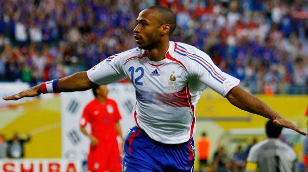 
                <strong>Frankreich: Thierry Henry</strong><br>
                Angriff: Thierry Henry ist nicht nur Welt- und Europameister, der französische Stürmerstar schaffte in seiner Zeit beim FC Arsenal Historisches. Von seiner ersten Saison an schoss er pro Spielzeit mindestens 17 Tore für die Londoner. Damit ist Henry bis heute erfolgreichster Stürmer der Vereinsgeschichte. 
              