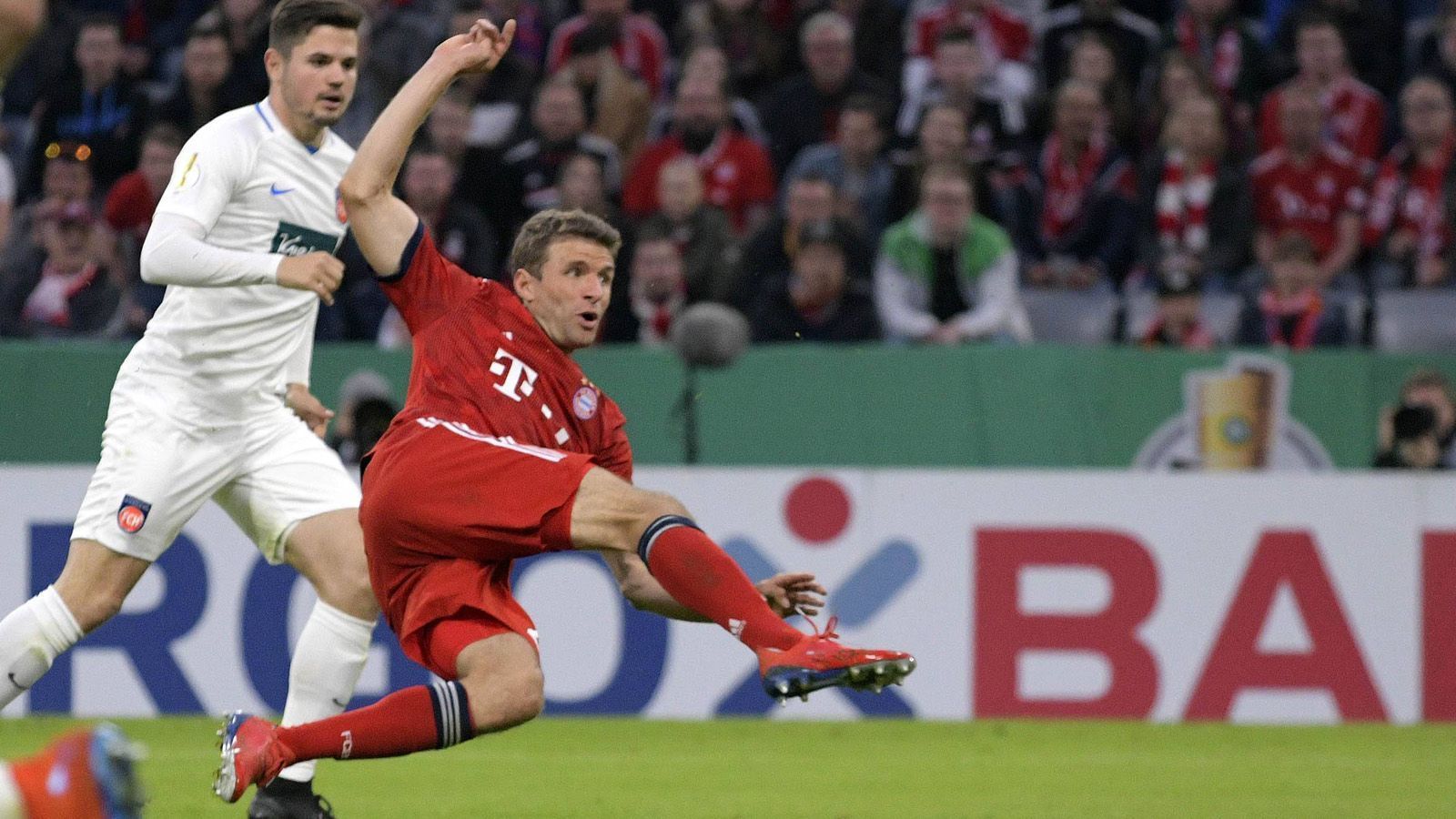 
                <strong>Thomas Müller </strong><br>
                Bekam den Vorzug vor Robert Lewandowski im Sturmzentrum der Münchner. War viel auf sich alleine gestellt und wenig am Ball. Blasser Auftritt des 29-Jährigen. Agierte nach der Einwechslung des Polen weiter in vorderster Front. Nutzte seine erste wirkliche Torchance zum Ausgleich eiskalt (53.). Starkes Auge vor dem 3:2 für den mitgelaufenen Lewandowski (55.). Leitete mit seiner Flanke auf Lewandowski die entscheidende Elfmeter-Situation ein (83.). ran-Note: 3
              