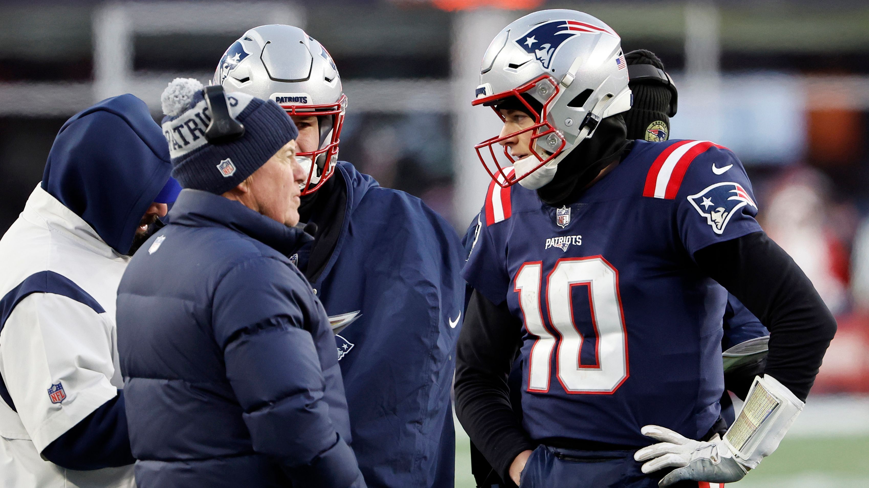 
                <strong>Baustellen der New England Patriots in der Offseason </strong><br>
                Die New England Patriots verspielten erst am letzten Spieltag der Regular Season die Teilnahme an den Playoffs. In der kommenden Saison wollen die Mannen von Head Coach Bill Belichick wieder in die Postseason. Nach aktuellem Stand wird New England zum Erreichen seiner Ziele zu Beginn der Offseason über knapp 34 Millionen Dollar an Cap Space verfügen. Durch die Entlassung weiterer Spieler könnte die Franchise zusätzlich noch einiges an Gehaltsspielraum freischaufeln. ran zeigt, welche Baustellen die Franchise in den kommenden Monaten angehen muss.
              