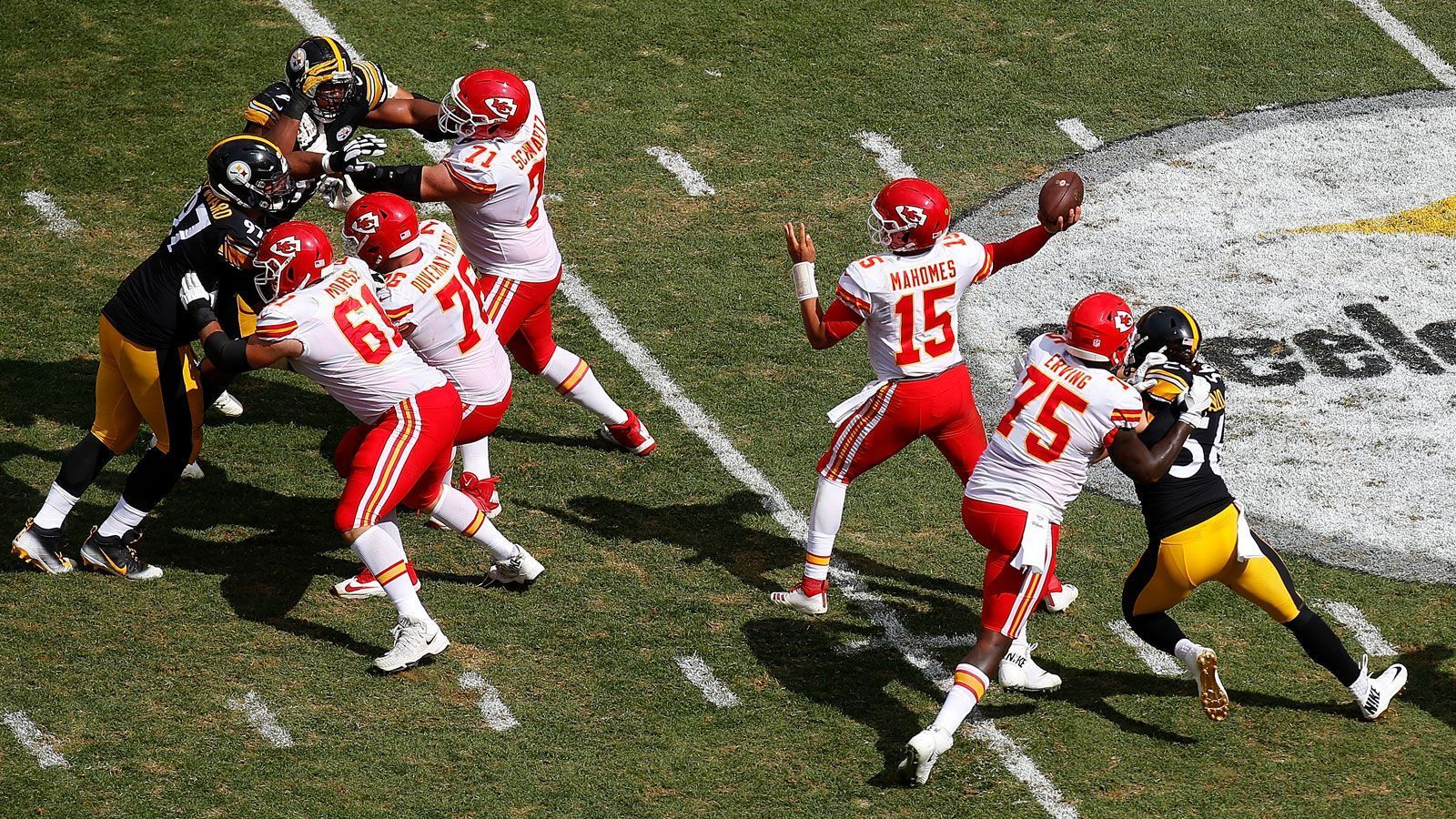 
                <strong>Passing Offense: Kansas City Chiefs (47 Punkte)</strong><br>
                Die Kansas City Chiefs machen offensiv da weiter, wo sie vergangene Woche aufgehört haben. Quarterback Patrick Mahomes liefert weiter ab und warf sechs Touchdowns gegen die Pittsburgh Steelers. Insgesamt kamen die Chiefs auf 322 Passing-Yards und 47 Punkte im Fantasy Manager. 
              