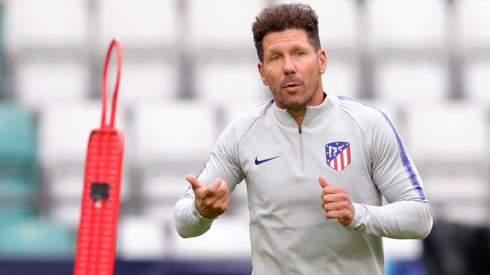 
                <strong>Diego Simeone (Atletico Madrid)</strong><br>
                Der Argentinier Diego Simeone beehrte Atletico Madrid als Spieler gleich zwei Mal im Laufe seiner Karriere. Gut sechs Jahre nach seinem zweiten Abgang als Spieler kehrte er im Dezember 2011 als Coach in Spaniens Hauptstadt zurück und formte Atletico zu einem der erfolgreichsten Teams Europas. Gleich in seinem ersten Jahr gewann der 51-Jährige mit den Madrilenen die Europa League, zwei Jahre später wurde Atletico überraschend spanischer Meister und wiederholte diesen Erfolg 2021. Zudem gewann Simeone mit Atletico 2018 wieder die Europa League, führte den Klub zwei Mal ins Champions-League-Finale. Die Spiel-Philosophie Simeones ist zwar für das Auge des Zuschauers nicht immer erfrischend, doch die strikte Defensivtaktik erweist sich als extrem wirkungsvoll.
              