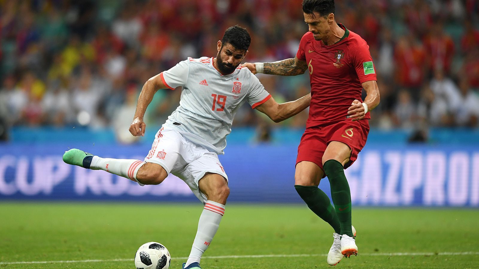 
                <strong>Abwehr: Jose Fonte (Portugal)</strong><br>
                Ließ sich von Spaniens Diego Costa schwindlig spielen und sah auch in den Gruppenspielen gegen Marokko und den Iran langsam und unkoordiniert aus.
              