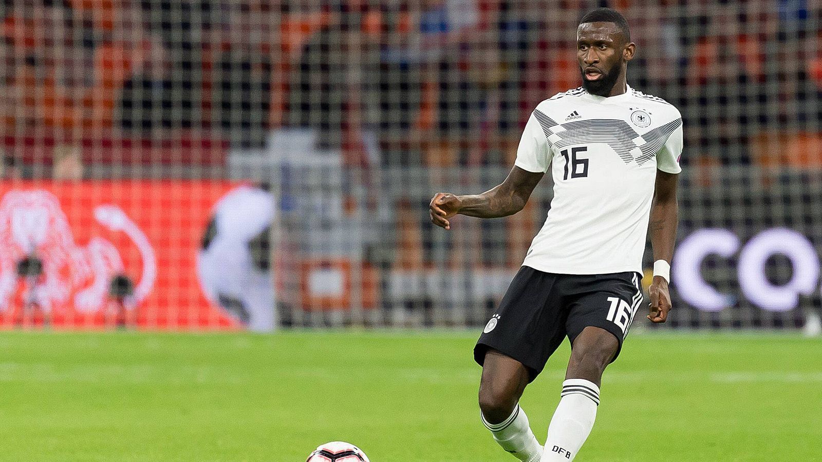 
                <strong>Abwehr</strong><br>
                Antonio Rüdiger (FC Chelsea): Aktuell vom Verletzungspech verfolgt, spielte in der bisherigen Saison erst 45 Minuten. Wenn er fit ist, dürfte er dabei sein und sich mit Tah um den Platz hinter Ginter und Süle streiten. ran-Fazit: Gute Chancen. 
              