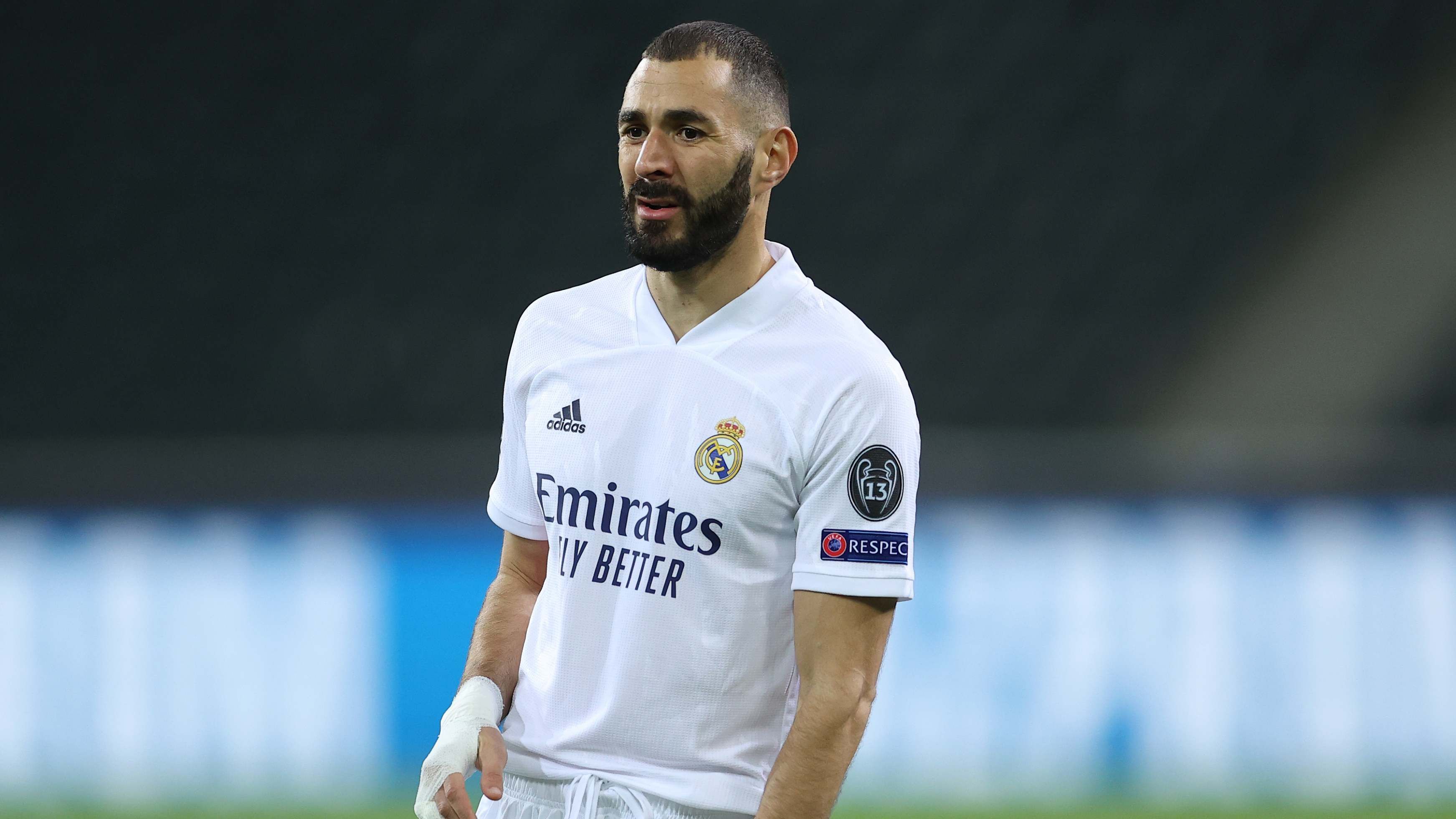 
                <strong>Gruppenphase, 2. Spieltag: Karim Benzema (Real Madrid) - Meiste Saisons mit mindestens einem Tor</strong><br>
                Mit seinem Anschlusstreffer zum 1:2 in der 87. Minute beim 2:2 bei Borussia Mönchengladbach egalisierte Karim Benzema einen Champions-League-Rekord. Mit seinem ersten Tor der Saison hat er nun in allen 16 Champions-League-Saisons seiner Karriere getroffen. Nur Lionel Messi und United-Legende Ryan Giggs haben ebenfalls in 16 unterschiedlichen Champions-League-Spielzeiten Tore erzielt. 
              