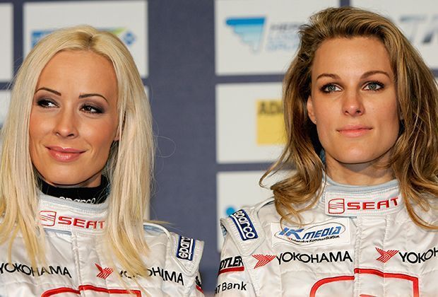 
                <strong>Cora Schumacher und Christina Surer </strong><br>
                Cora und Christina teilen die Leidenschaft für schnelle Autos. Beide nahmen an der Seat Supercopa teil. Cora Schumacher fuhr bis 2011 auch um den Markenpokal "Mini Challenge".
              