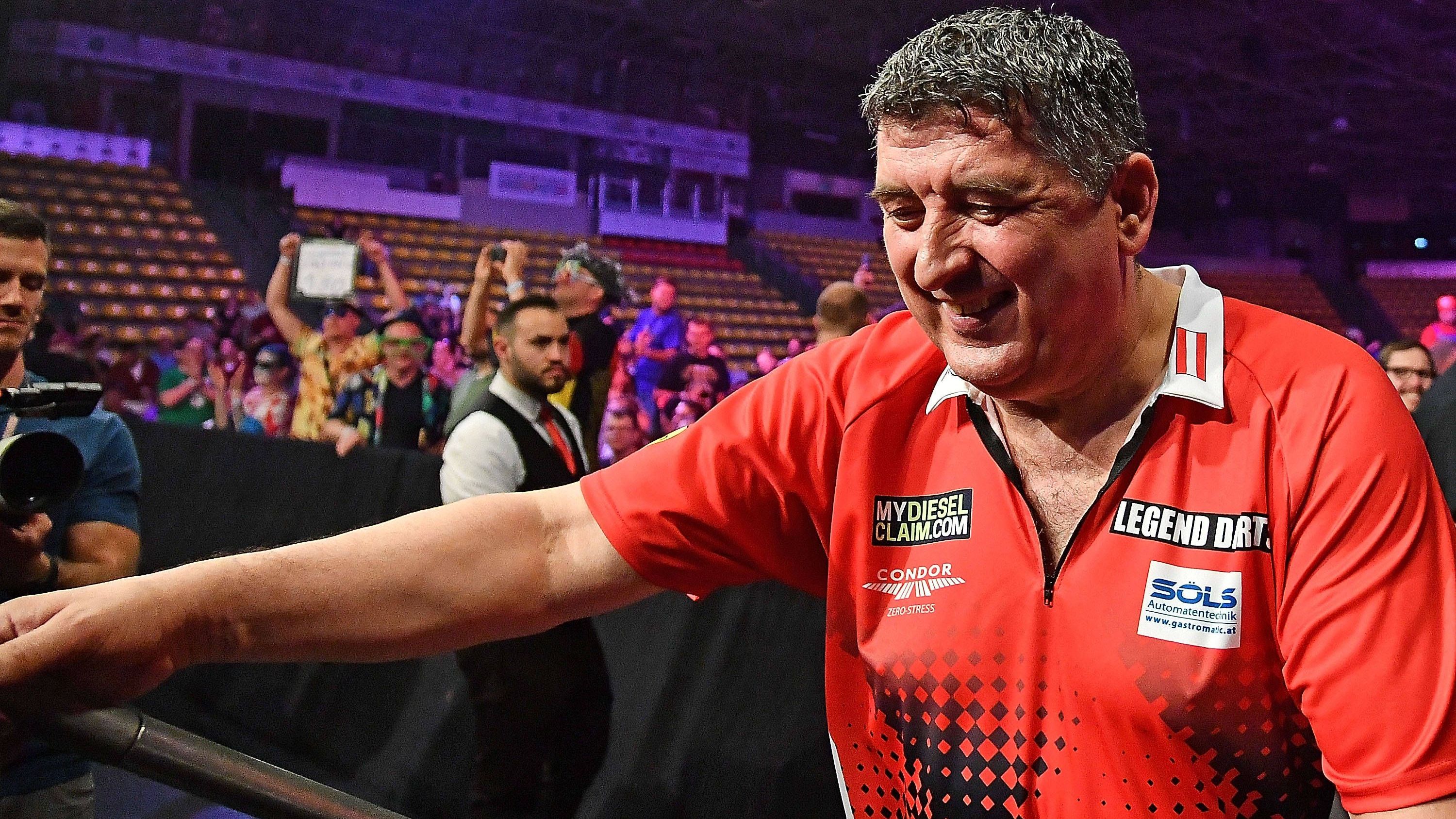 <strong>Mensur Suljovic</strong><br>Lange Jahre war Mensur Suljovic nicht nur Österreichs Nummer eins, sondern aus den Top 32 der Weltrangliste nicht wegzudenken. 2024 nahm er jedoch erstmals seit 2013 nicht an der WM teil, überhaupt kann er nicht mehr die Ergebnisse liefern wie einst. Als aktuelle 55 der Welt ist er auch den Titel als Österreichs bester Spieler los, den hat nun Rowby-John Rodriguez inne.