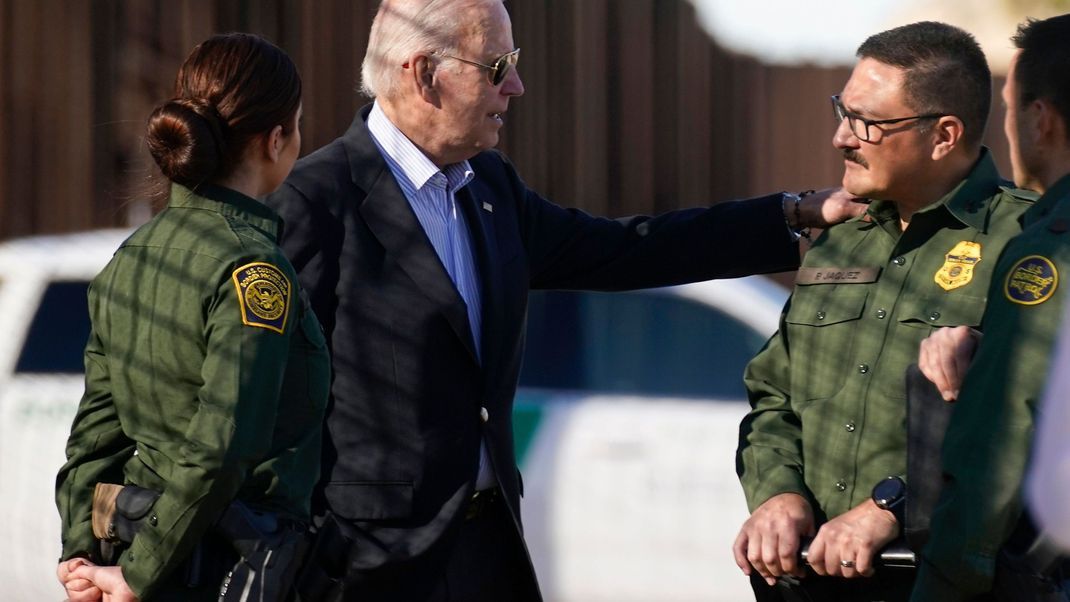 Joe Biden (Mitte) spricht mit US-Grenzschutzbeamten in El Paso, Texas.