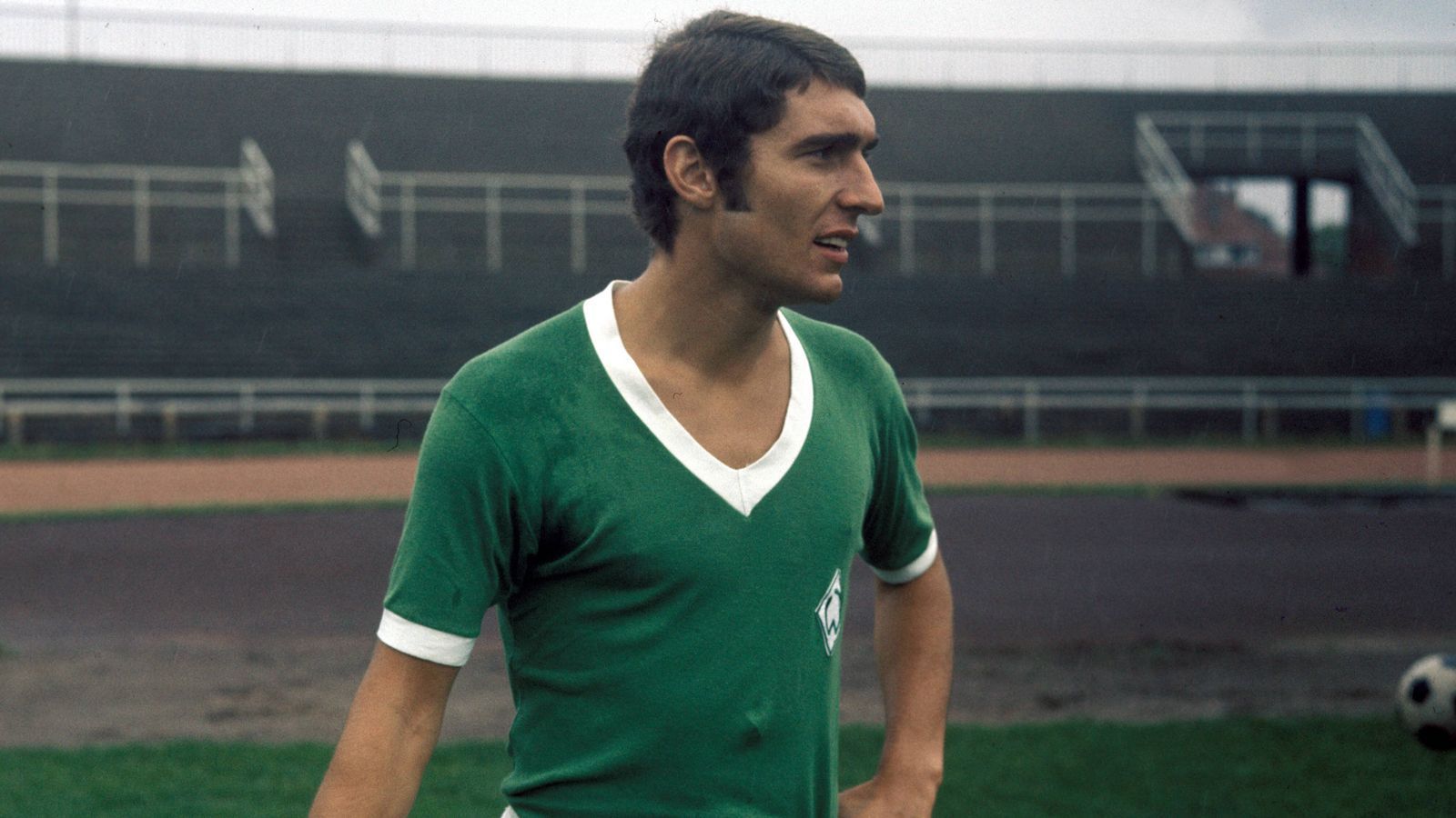 
                <strong>1970 Wechsel zu Bremen</strong><br>
                1970 erfolgte der Wechsel zum SV Werder Bremen. Assauer war meist als Stammspieler gesetzt, konnte mit den Grün-Weißen allerdings nicht an die Erfolge beim BVB anknüpfen. Werder war in der Tabelle meist im Mittelfeld oder sogar im Abstiegskampf zu finden.
              