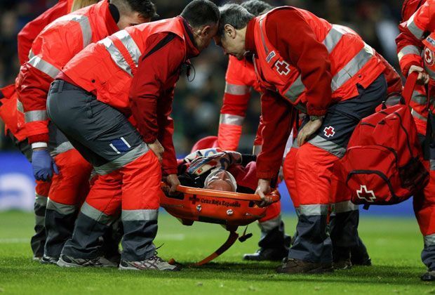 
                <strong>Real Madrid vs. FC Sevilla: Fußbruch und ausgeknockter Keeper</strong><br>
                Doch für den Portugiesen geht es nicht mehr weiter. Nach langer Behandlung muss der Sevilla-Spieler auf einer Trage das Feld verlassen.
              