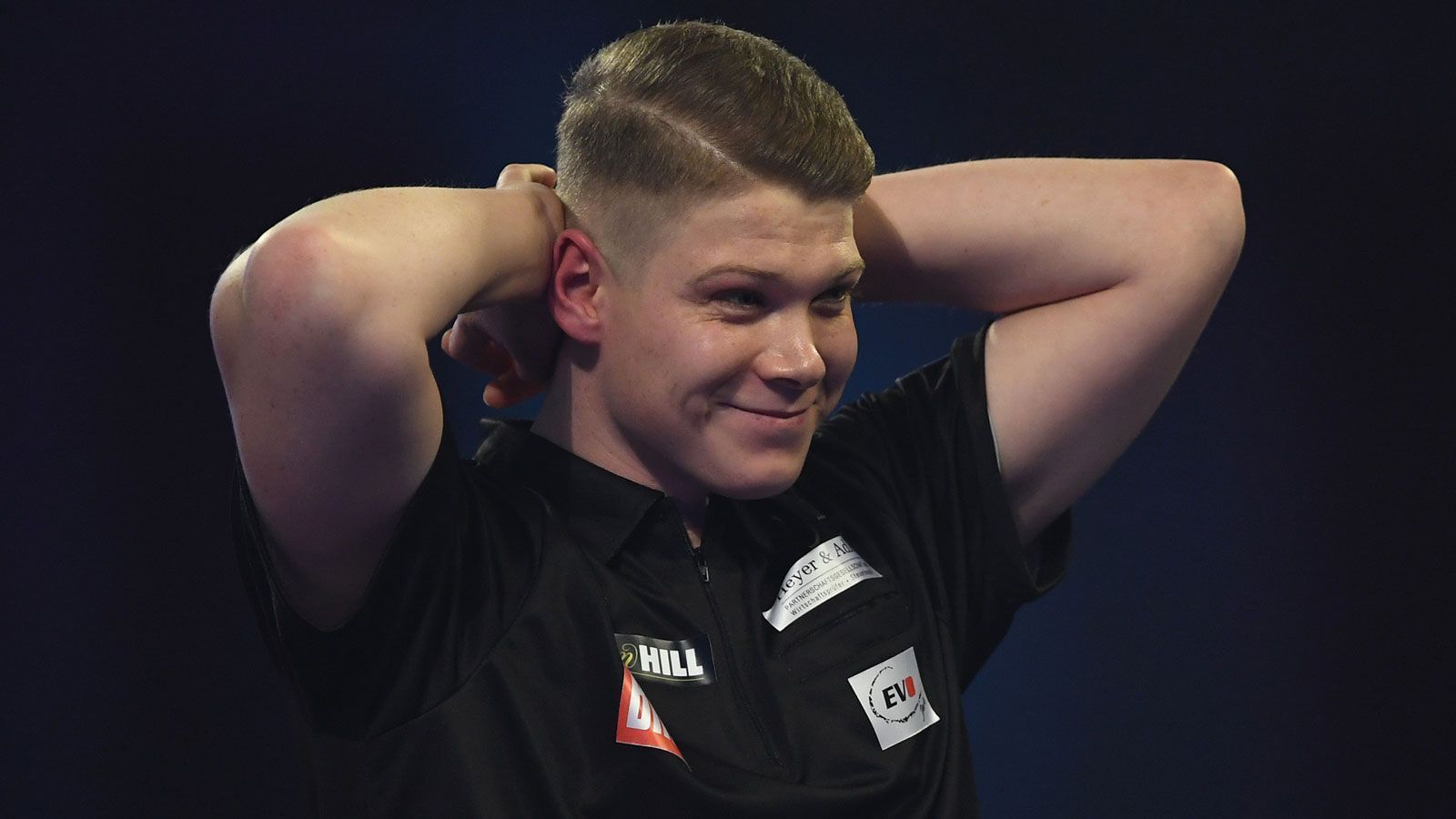 
                <strong>Nico Kurz</strong><br>
                Nico Kurz qualifizierte sich durch den Gewinn der Super League für das Turnier in London. Dort trumpfte er bereits 2019 groß auf, als er sich überraschend bis in die dritte Runde durchgebissen hatte. Damals musste sich der Hesse in einem spannenden Match gegen den haushohen Favoriten Luke Humphries mit 2:4 geschlagen geben. Auch in diesem Jahr möchte Kurz wieder für Furore und die nächste Sensation sorgen. Als ungesetzter Spieler trifft der Fan von Eintracht Frankfurt ebenfalls auf einen "alten Hasen".
              