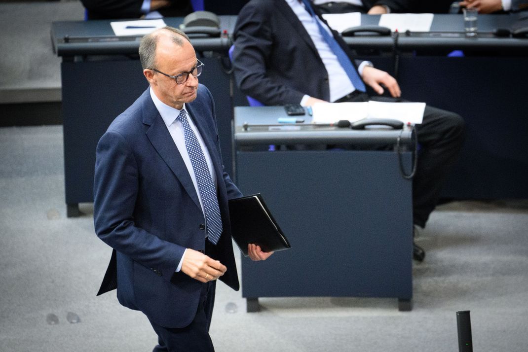 Friedrich Merz im Bundestag auf dem Weg zum Rednerpult.