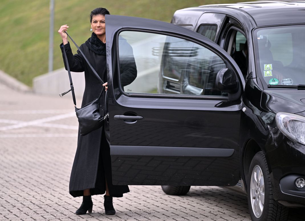 Sahra Wagenknecht (BSW) kommt in Erfurt zur Vorstellung einer Kampagne ihrer neuen Partei "Bündnis Sahra Wagenknecht" für die Landtagswahl am 1. September in Thüringen. 